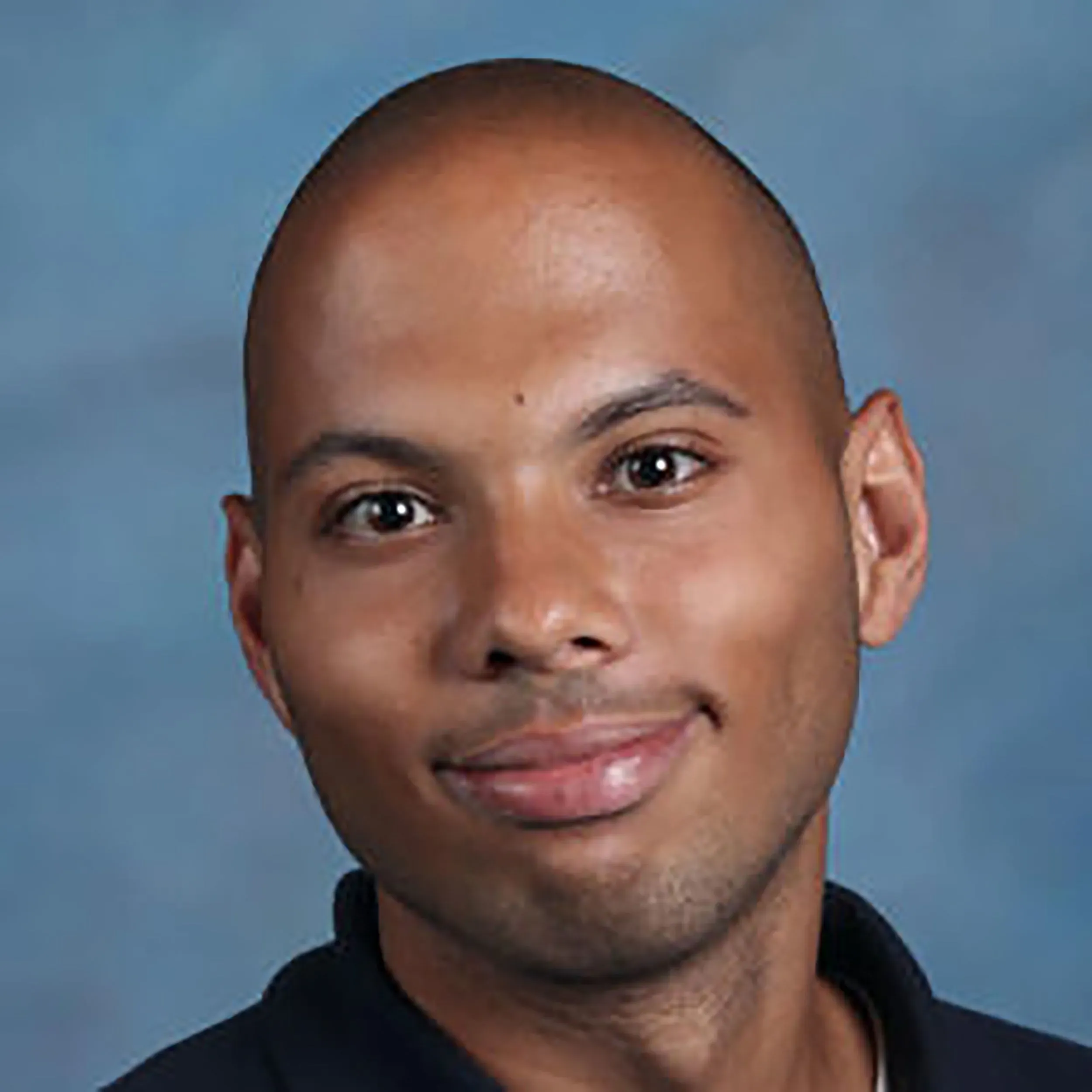 امرأة تتظاهر أمام منشأة إدارة الهجرة والجمارك في برودفيو، بينما يحاول ضباط الشرطة دفع المتظاهرين بعيدًا، مما يؤدي إلى فوضى واعتقالات.