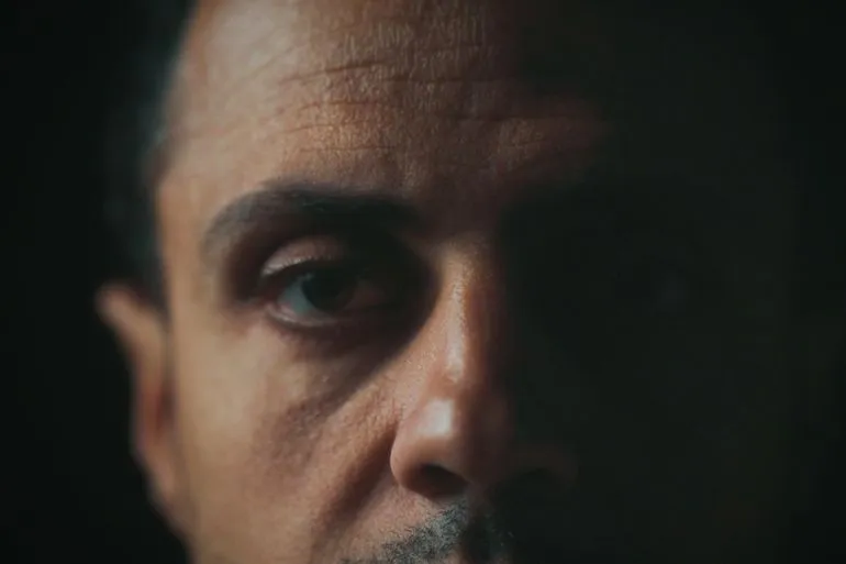 شهادة محمد البكري حول تجربته القاسية في الاعتداء الجنسي أثناء احتجازه، مع التركيز على العنف الممارس من قبل الجنود الإسرائيليين.