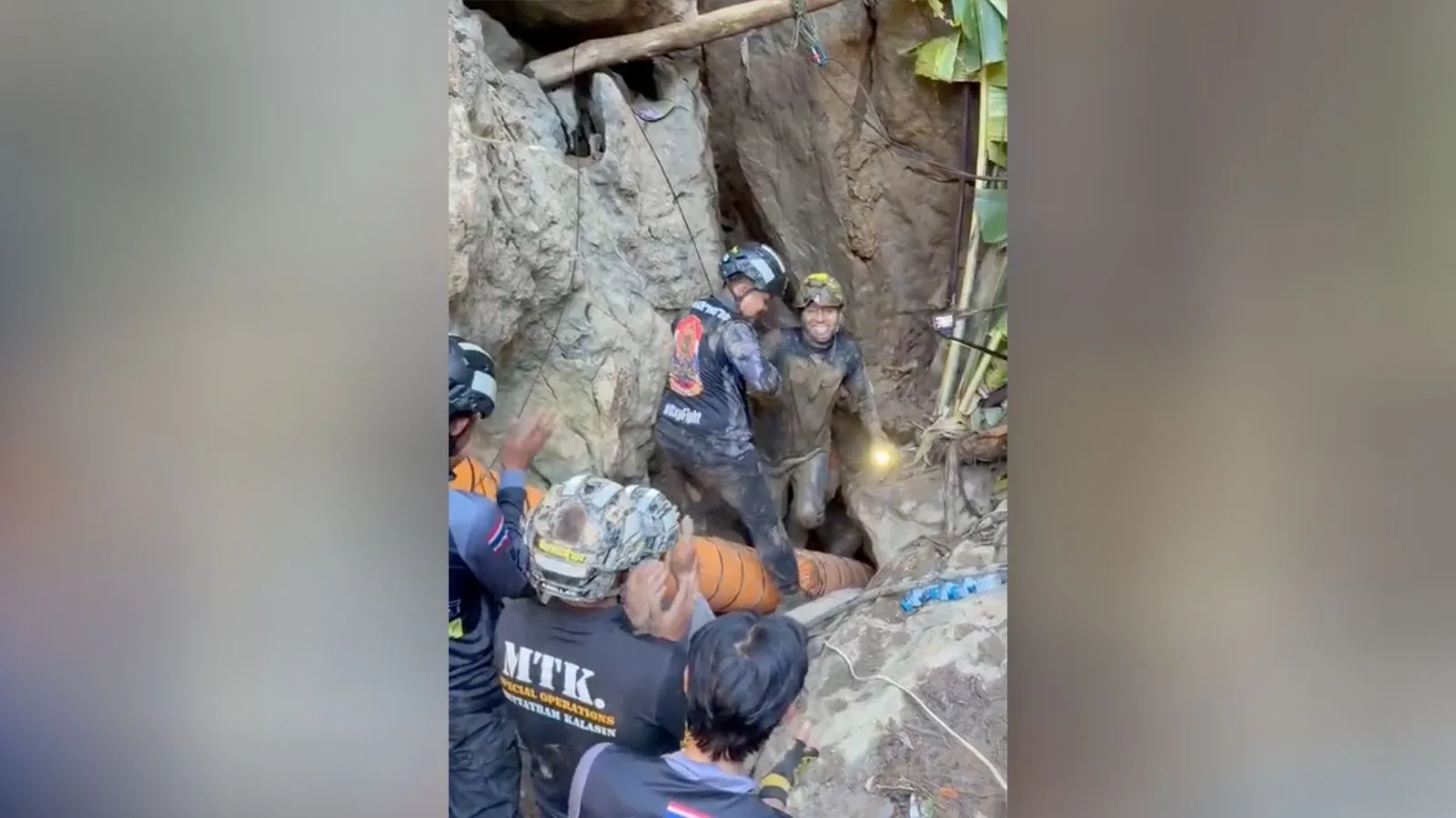 رجال محاصرون في كهف مغمور بالمياه في لاوس، يتلقون المساعدة من فريق إنقاذ دولي، مع احتفال ذويهم بنجاح العملية.