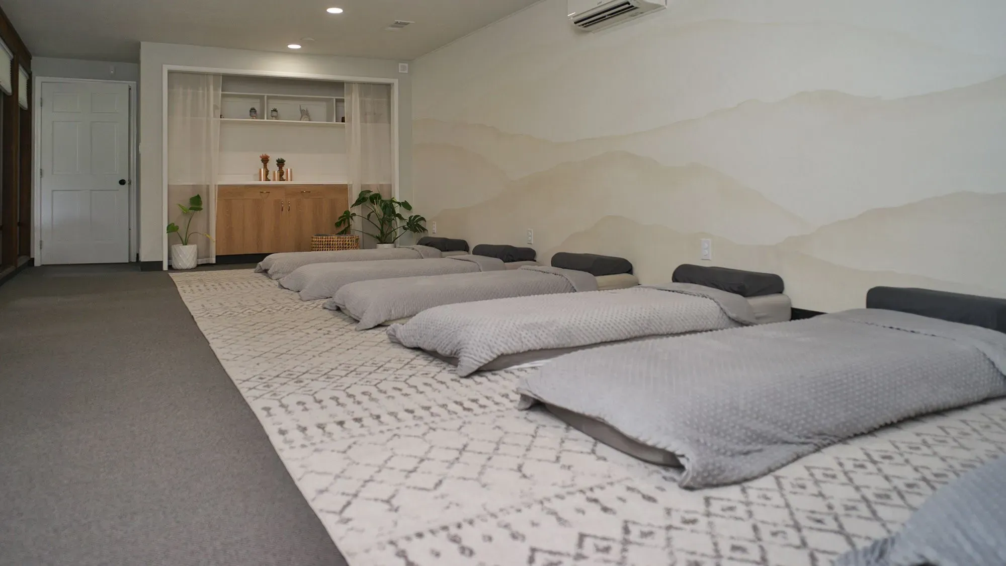 غرفة هادئة مخصصة لجلسات العلاج بالسيلوسيبين، تحتوي على وسائد مريحة وأجواء مريحة لتعزيز الاسترخاء والتأمل.