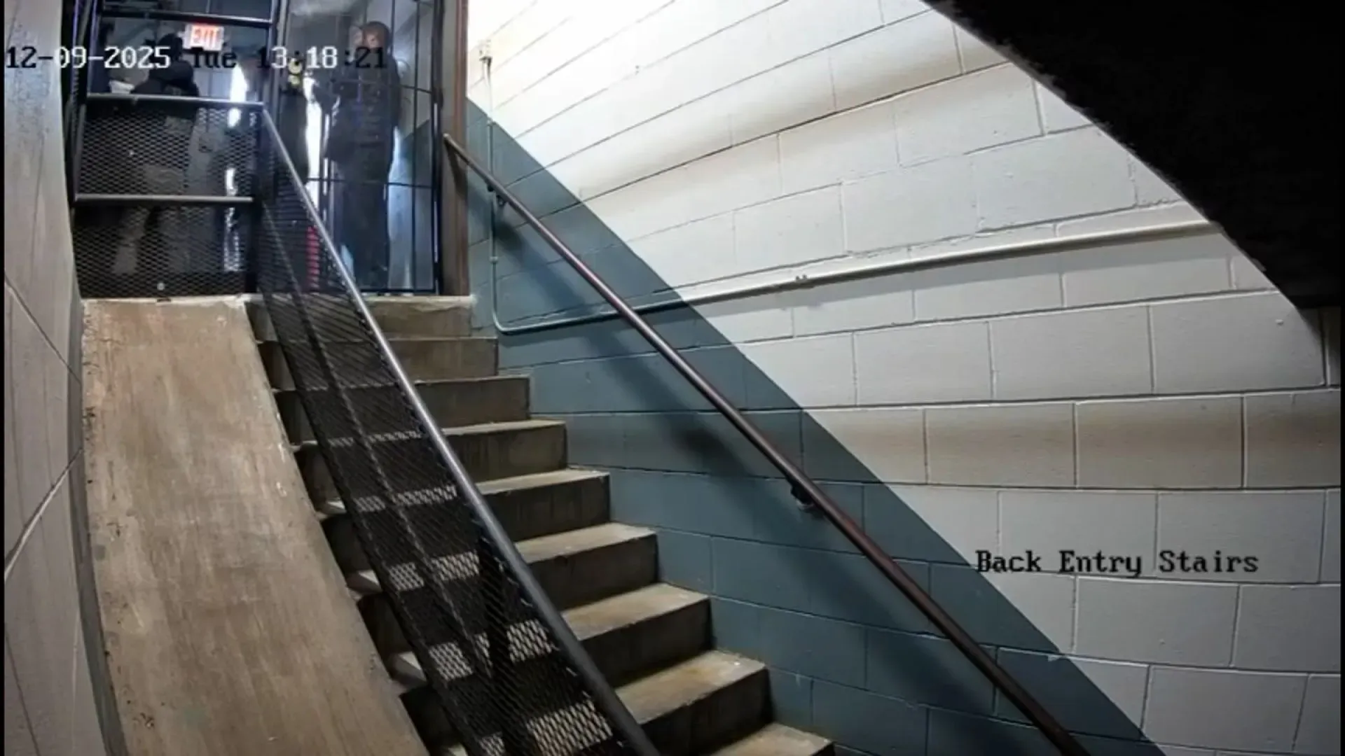 مشهد يظهر ضابطين ملثمين في مينيابوليس يقتادان شابًا صوماليًا أمريكيًا مقيدًا، بينما يتجمع المتفرجون في الخلف.