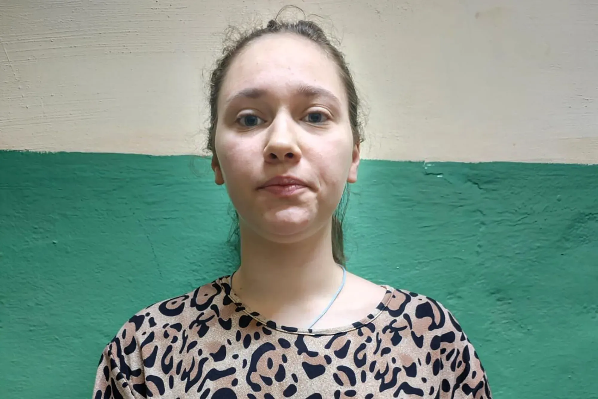 غاركافينكو، شابة أوكرانية، تظهر في غرفة ذات جدران خضراء، حيث كانت تتواصل مع الاستخبارات الروسية.