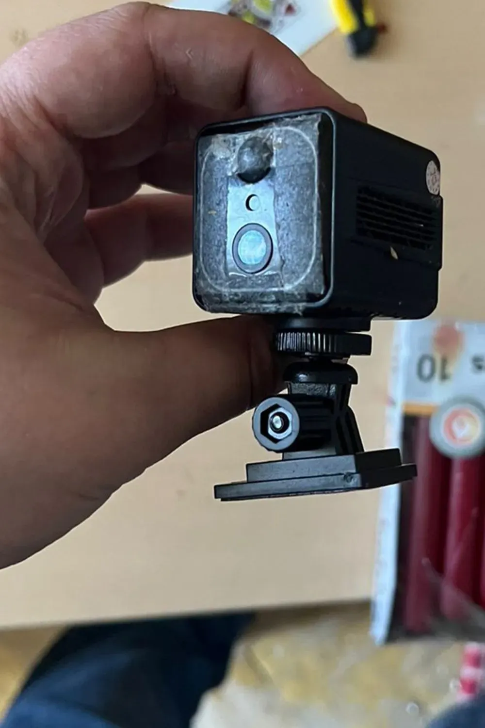 كاميرا صغيرة مثبتة على قاعدة، تُستخدم للبث المباشر، تم تصويرها في يد شخص. تعكس دورها في التجسس خلال الحرب في أوكرانيا.