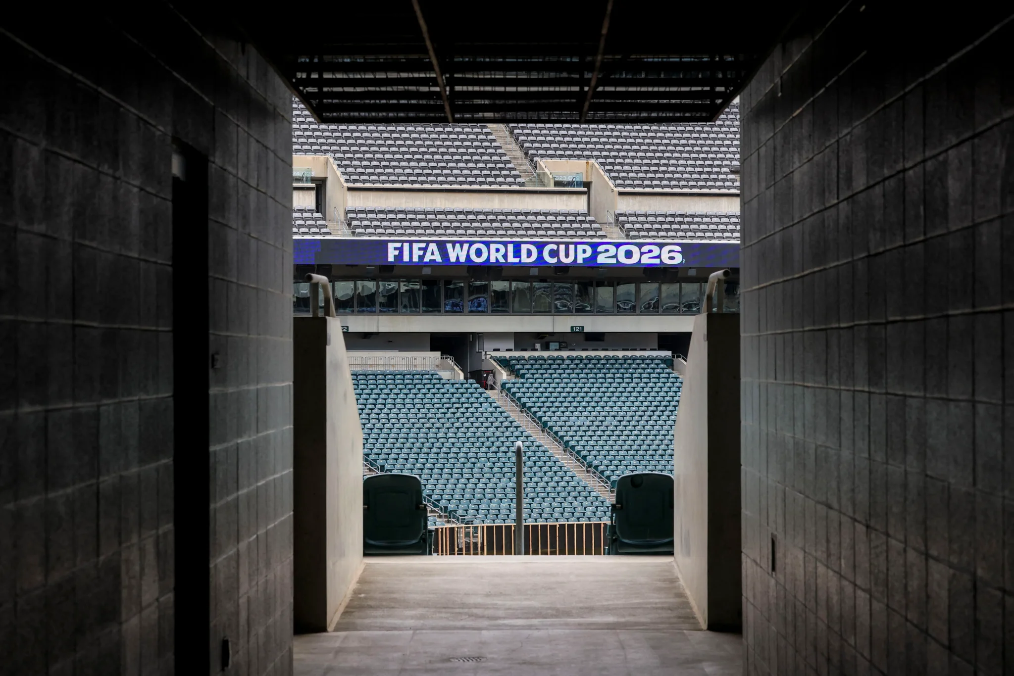 مدخل إلى ملعب كأس العالم FIFA 2026، يظهر لافتة البطولة مع مقاعد فارغة، مما يعكس الاستعدادات الصحية لمواجهة التهديدات الصحية المحتملة.
