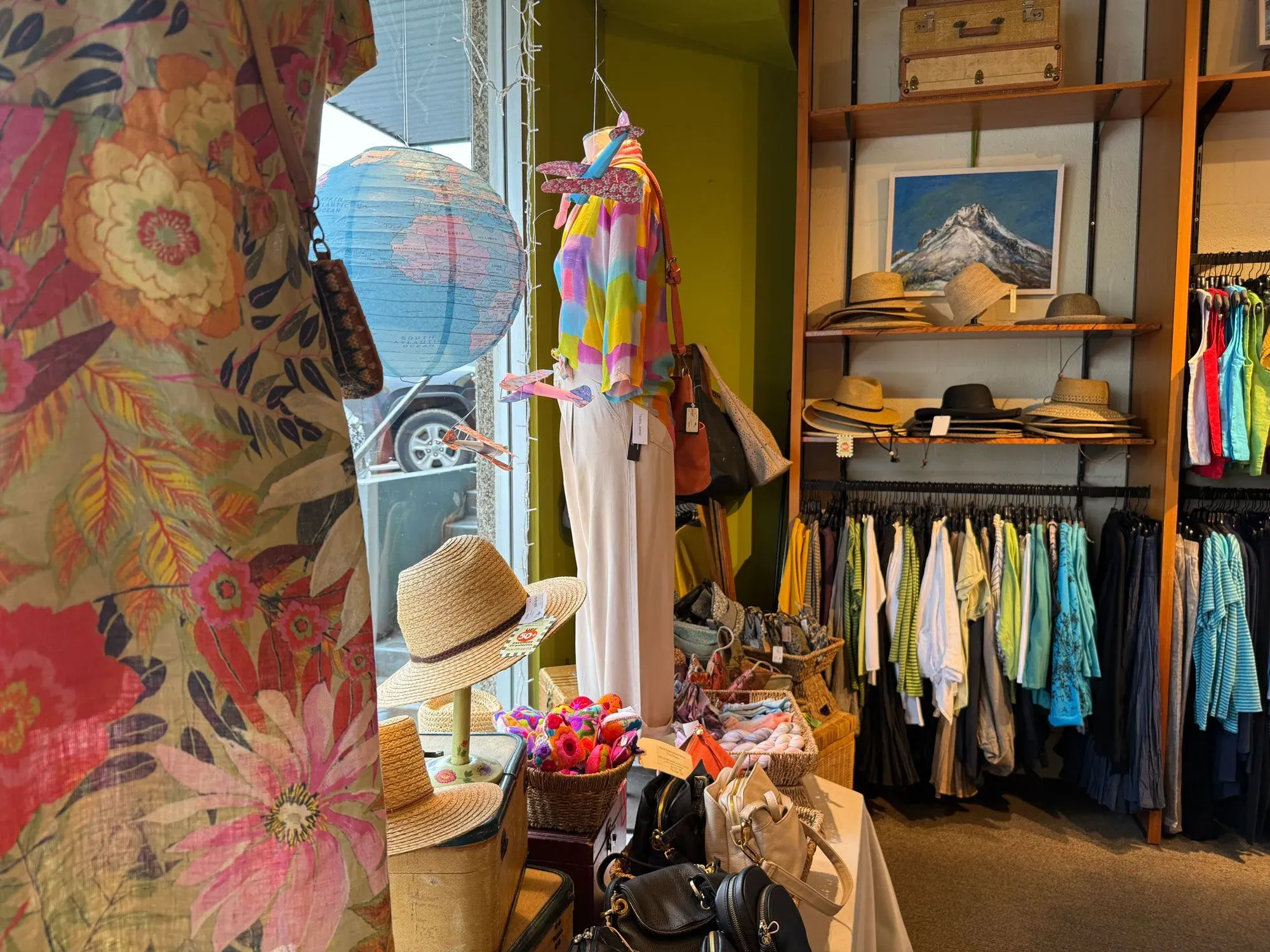 متجر ملابس يعرض مجموعة متنوعة من الملابس والأكسسوارات، مع تركيز على التفاعل بين الأسعار وارتفاع تكاليف الوقود.