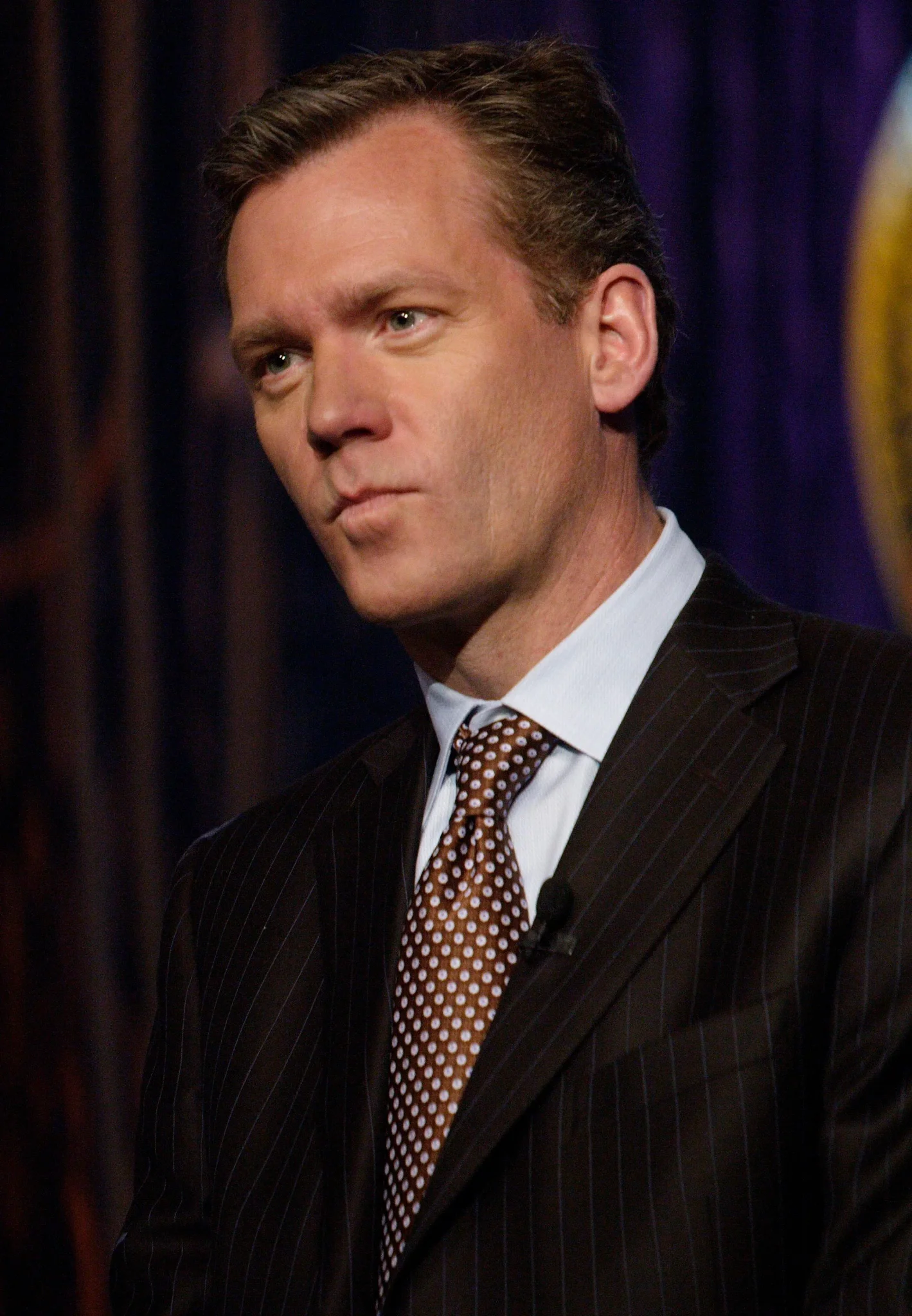 كريس هانسن مقدم برنامج "To Catch a Predator" يظهر ببدلة وربطة عنق أثناء تقديمه برنامج التحقيق في اصطياد المفترسين عبر الإنترنت.