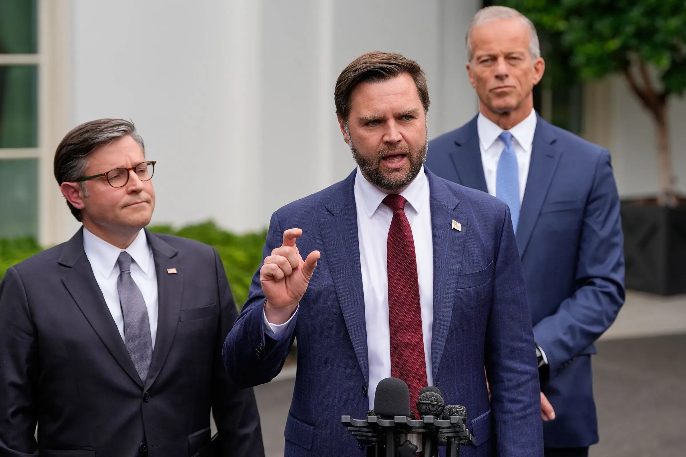 اجتماع في البيت الأبيض مع زعماء ديمقراطيين، حيث يتحدث أحدهم عن أهمية الرعاية الصحية والاتفاقات المستقبلية.