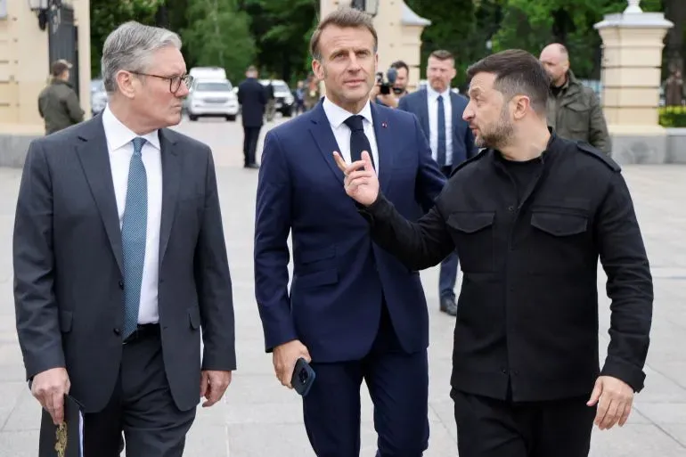 اجتماع بين فولوديمير زيلينسكي وإيمانويل ماكرون مع مسؤولين آخرين، يتناول قضايا السلام في أوكرانيا وضمانات الأمن الأوروبية.