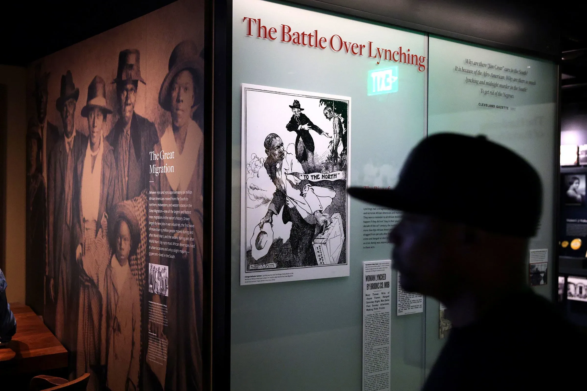 صورة تعرض جزءًا من معرض يتناول "النضال ضد الإعدام خارج القانون" مع لوحة فنية تاريخية، وشخص يمر بجانبها.