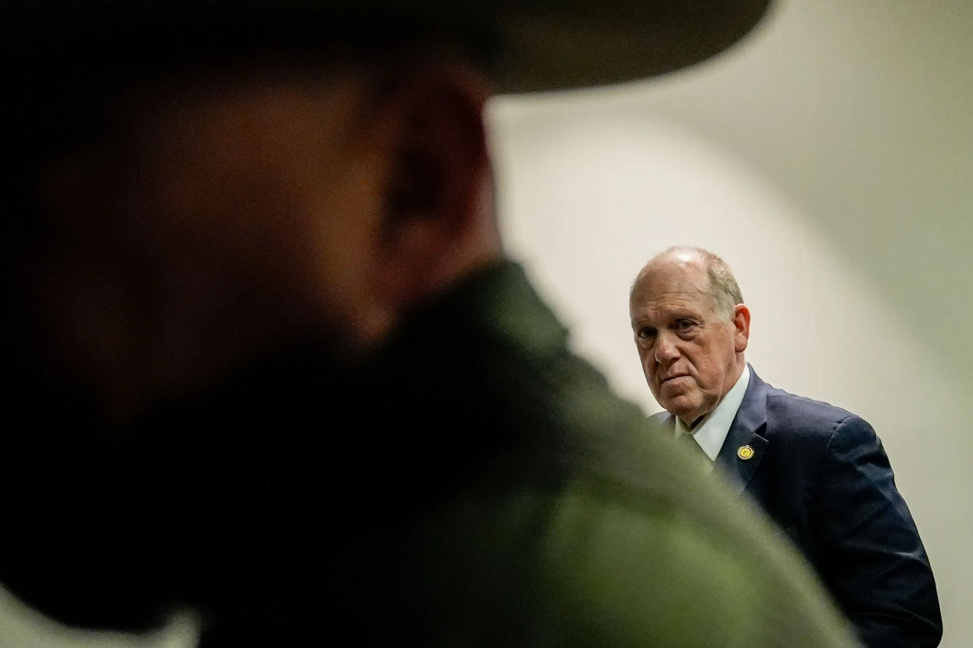 صورة تظهر توم هومان، المسؤول السابق في وزارة الأمن الداخلي، أثناء نقاش حول إنفاذ قوانين الهجرة، مع التركيز على التغييرات في الاستراتيجيات.