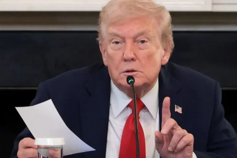 الرئيس الأمريكي دونالد ترامب يتحدث خلال اجتماع، ممسكًا بمذكرة، معبرًا عن أهمية اتفاق السلام بين إسرائيل وحماس.