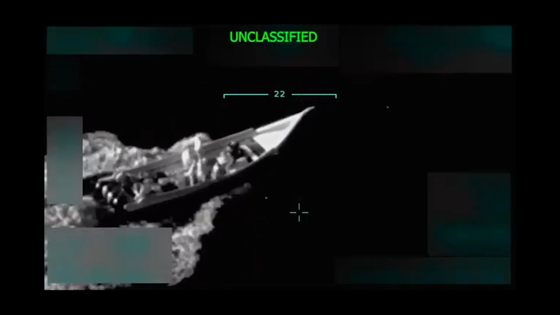 صورة تظهر قاربًا في البحر مع مجموعة من الأشخاص، تُستخدم في سياق مناقشة الضربات العسكرية ضد كارتلات المخدرات.