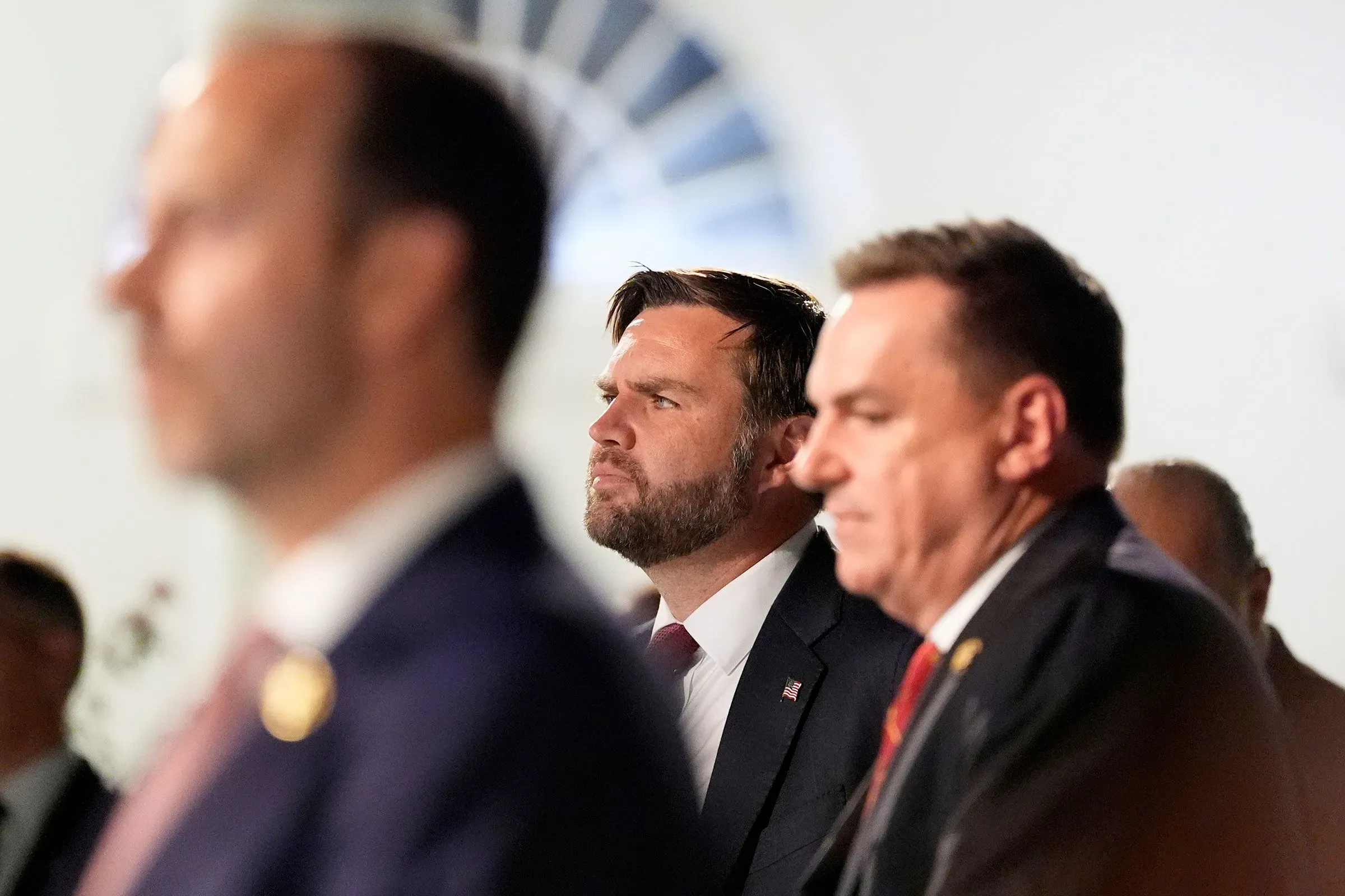 اجتماع لمسؤولين حكوميين في البيت الأبيض، حيث يظهر ثلاثة رجال بملابس رسمية، مع التركيز على تعبيرات وجههم الجادة في سياق مناقشات حول الأمن الوطني.