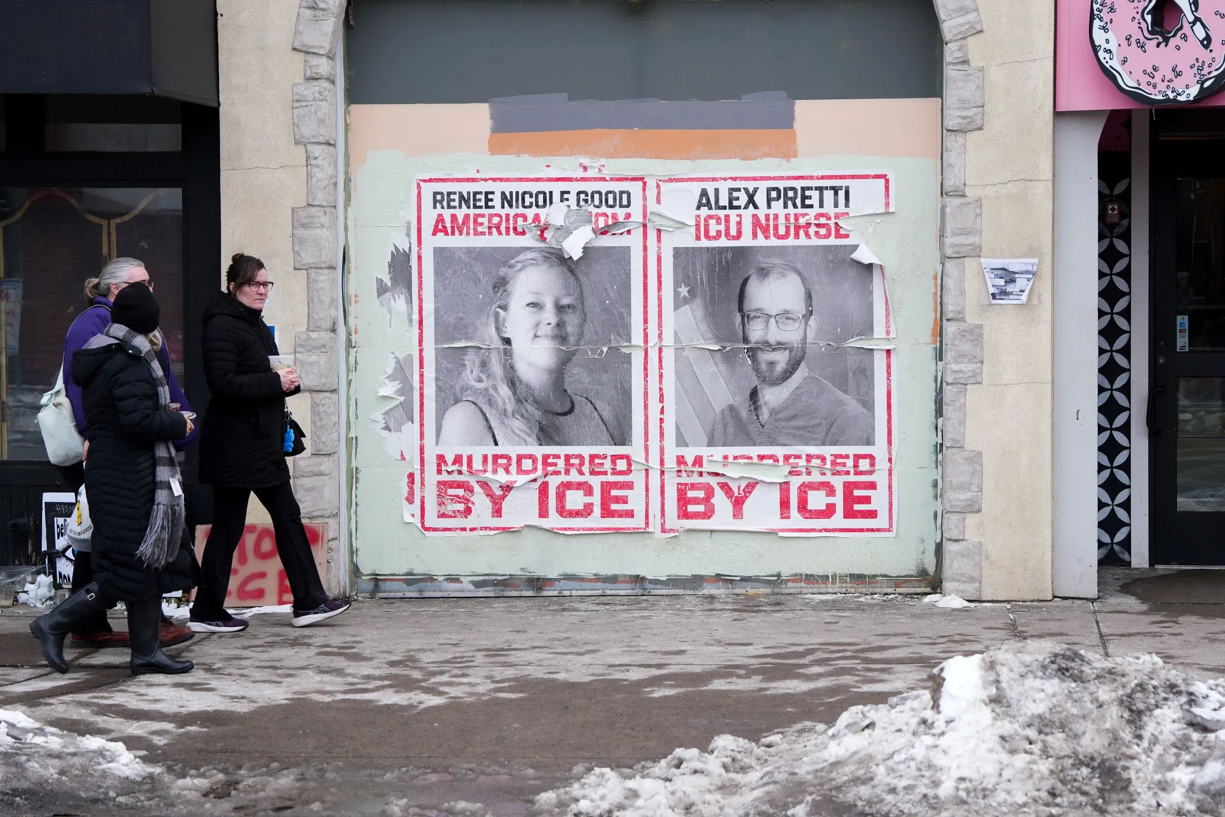 جدارية تظهر صورًا لرينيه غود وأليكس بريتي مع عبارة "قتلا على يد ICE"، تعكس الاحتجاجات على سياسة الهجرة.