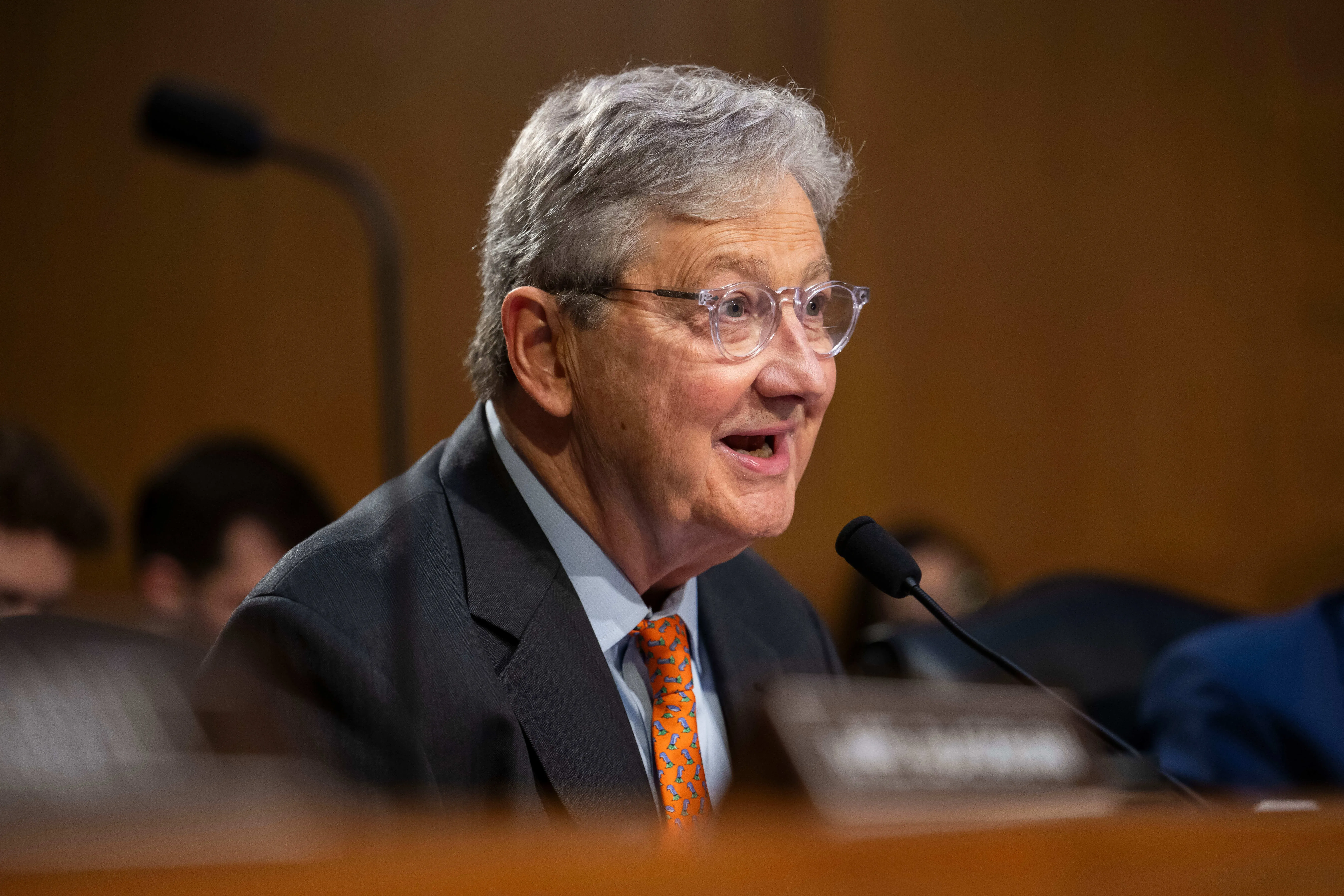 السيناتور جون كينيدي يتحدث خلال جلسة استماع في مجلس الشيوخ، مع التركيز على قضايا وزارة الأمن الداخلي.