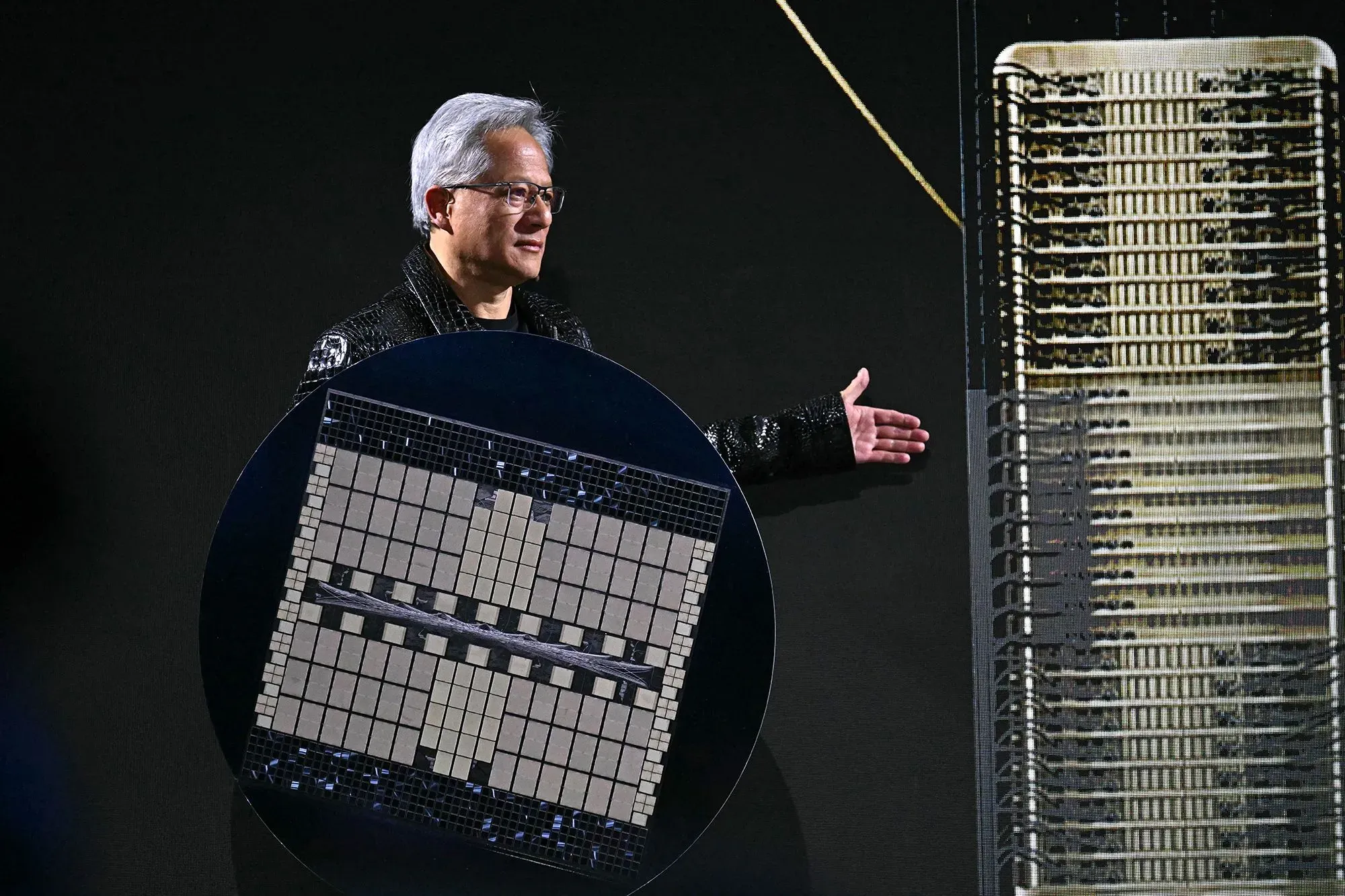 رجل يحمل شريحة H20 من إنفيديا، مع خلفية تعرض تصميم الشريحة، في سياق النقاش حول تأثيرها على السوق الصينية.