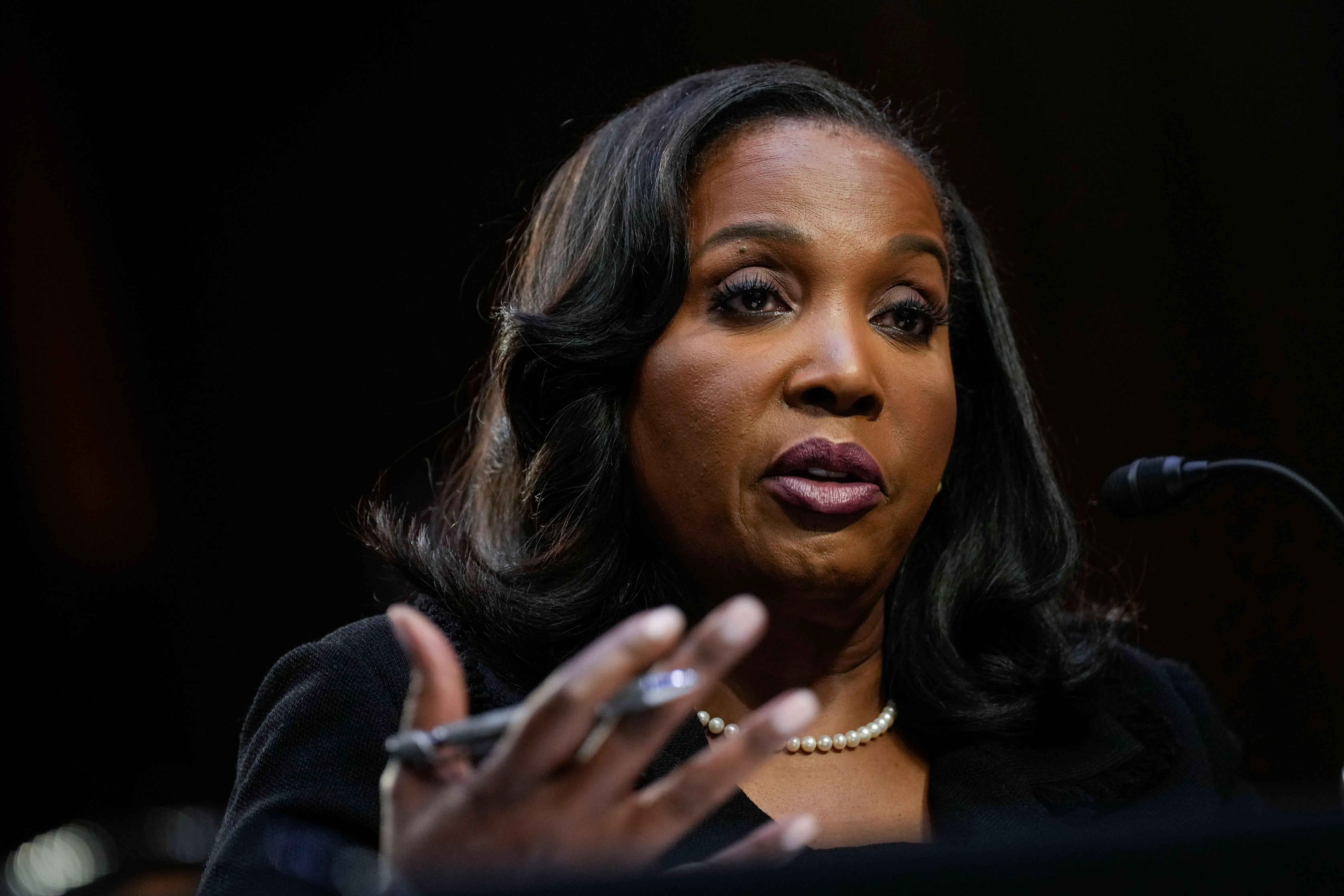 ليزا كوك، عضو مجلس إدارة الاحتياطي الفيدرالي، تتحدث خلال جلسة استماع، حيث تواجه اتهامات بالاحتيال في الرهن العقاري.