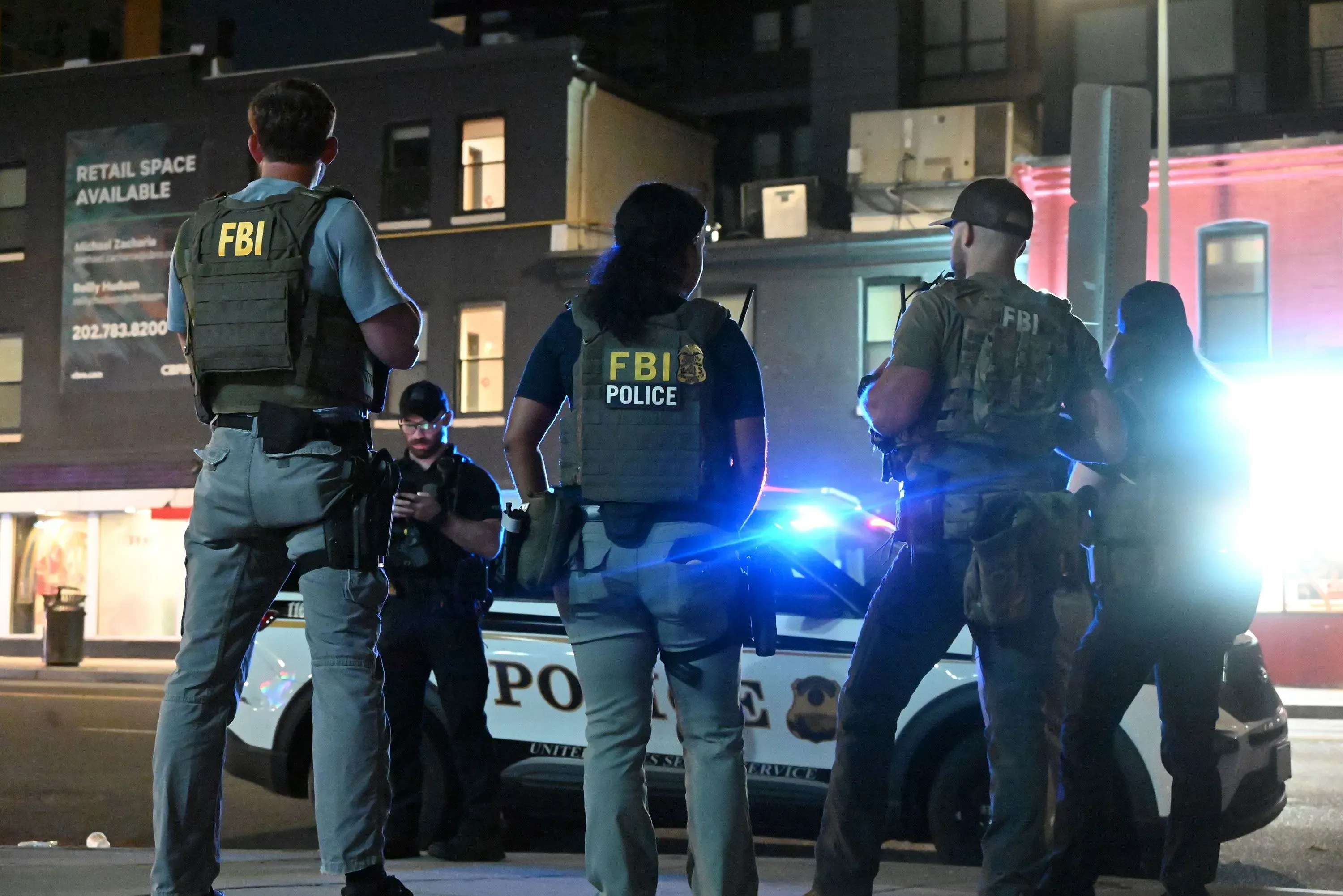 تجمع مجموعة من ضباط مكتب التحقيقات الفيدرالي في العاصمة واشنطن، حيث يتواجدون لدعم شرطة المدينة في جهود حفظ الأمن.