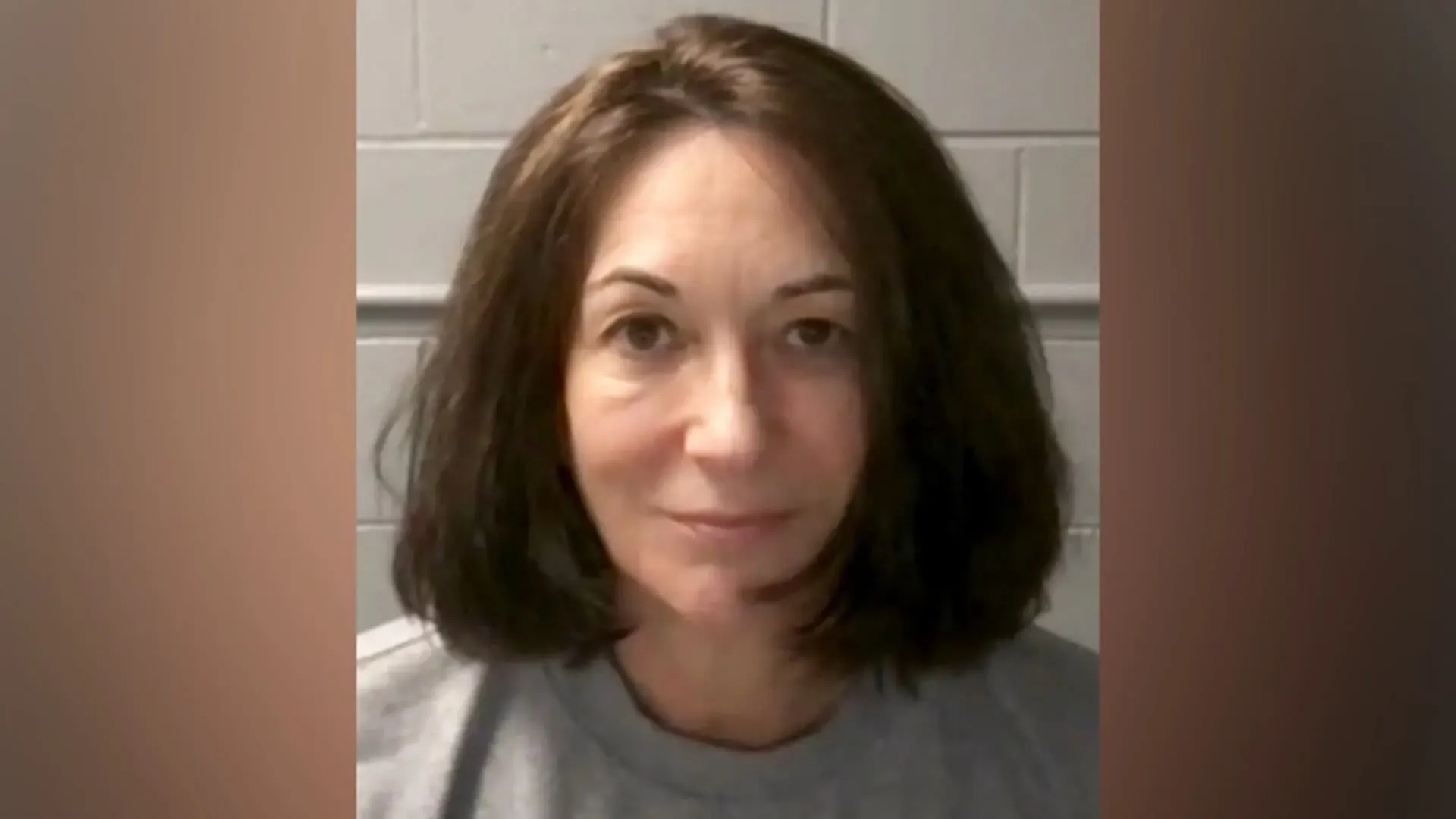 غيسلين ماكسويل، المتهمة في قضية الاتجار بالجنس، تظهر في صورة رسمية بعد اعتقالها، وسط جدل حول نشر سجلات إبشتاين.