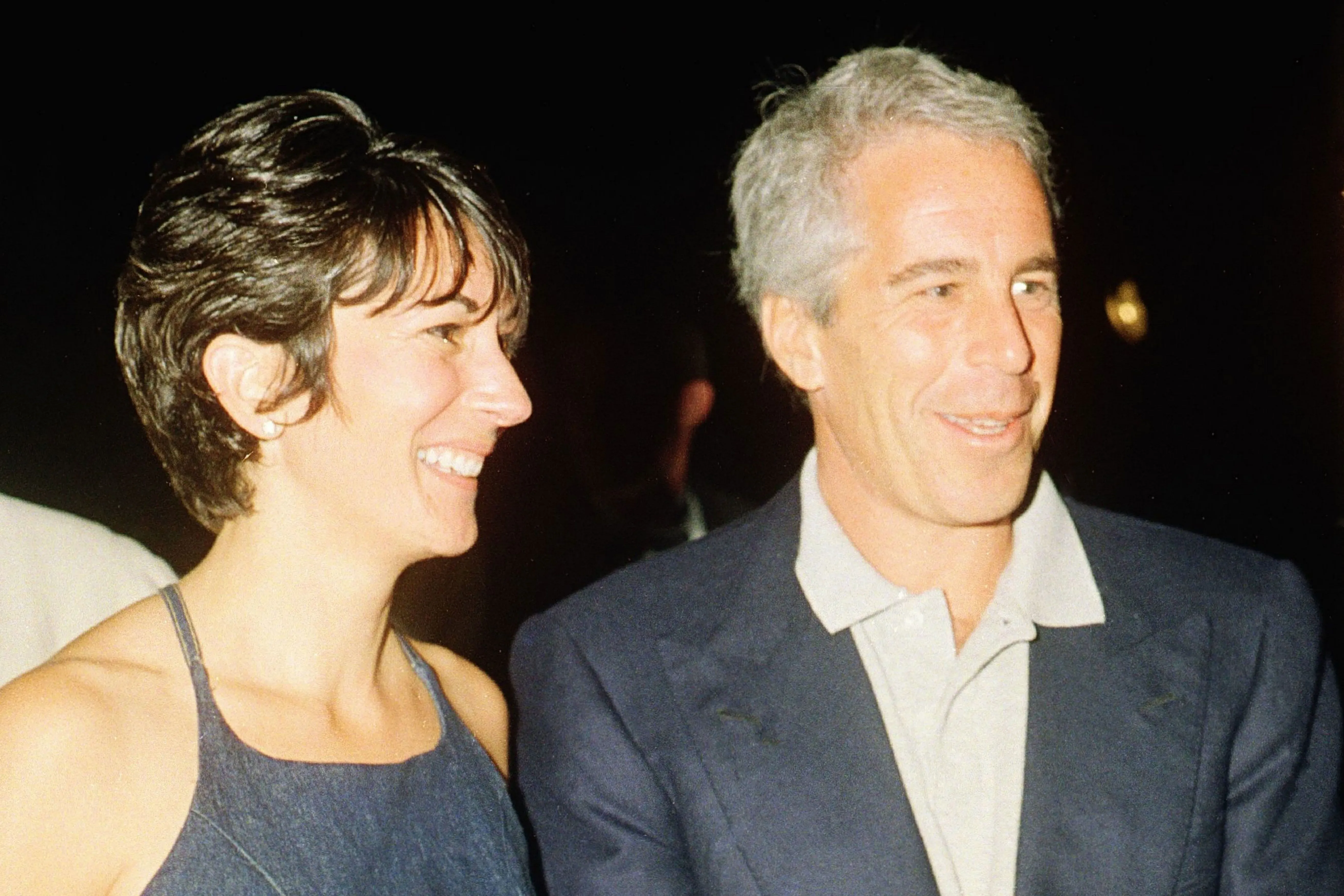 صورة لجيسلين ماكسويل وجيفري إبشتاين في مناسبة اجتماعية، تعكس علاقتهما المعقدة وسط تحقيقات الاتجار بالجنس.