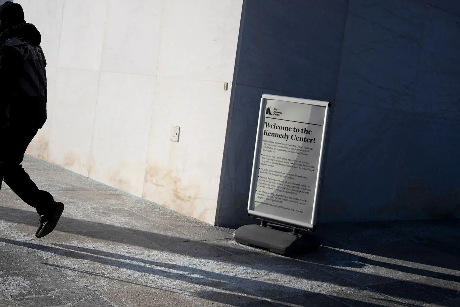 لافتة ترحيبية بمركز كينيدي في واشنطن، تظهر تفاصيل حول المركز ومشاريع التجديد المخطط لها.