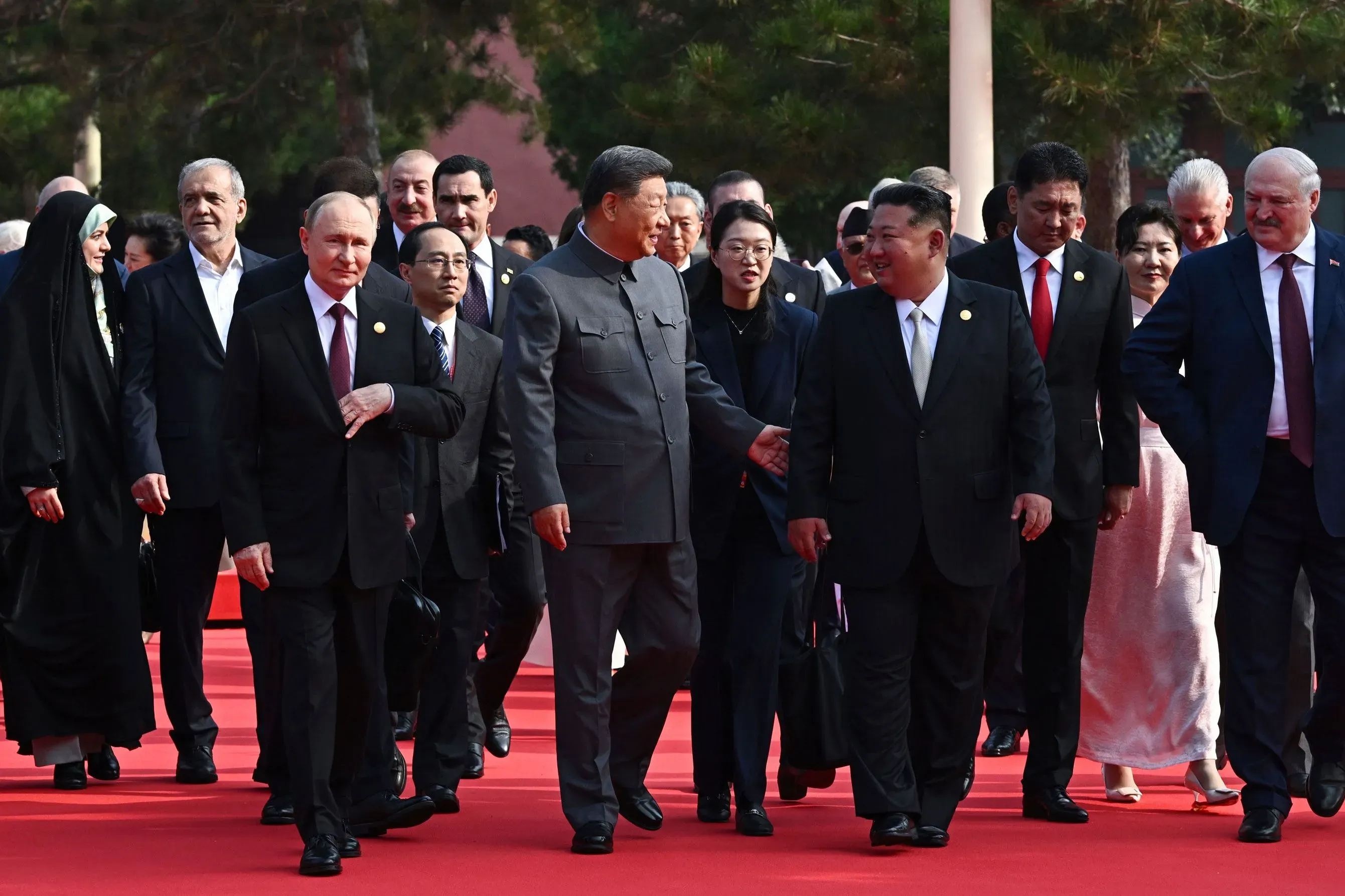 اجتماع قادة استبداديين، بما في ذلك شي جين بينغ وبوتين وكيم جونغ أون، في احتفال عسكري في بكين، يعكس تحالفات جديدة ضد الولايات المتحدة.