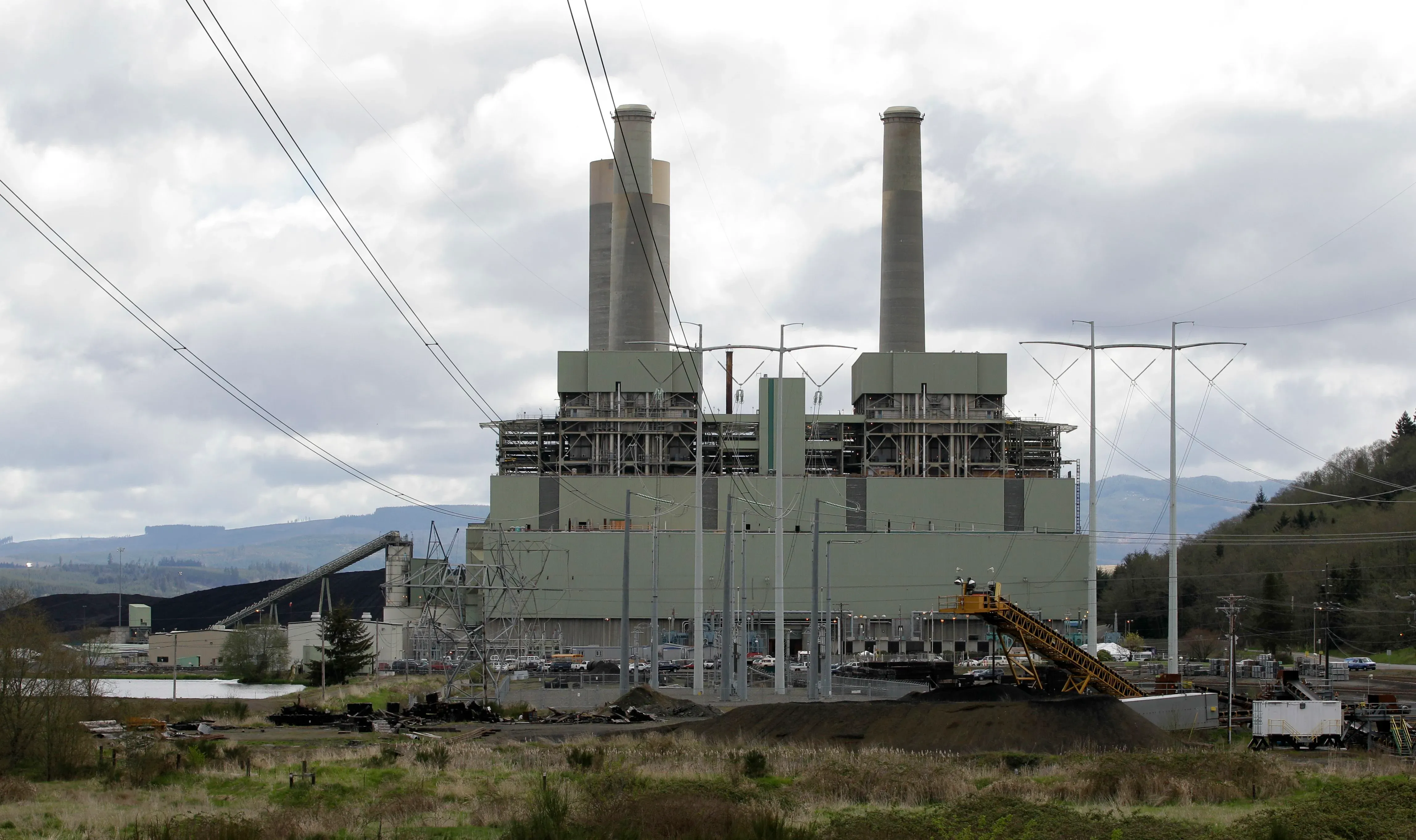 محطة توليد الطاقة JH Campbell في ميشيغان، تعمل بعد موعد تقاعدها، مع تكاليف صيانة مرتفعة وتأثيرات محتملة على أسعار الطاقة.