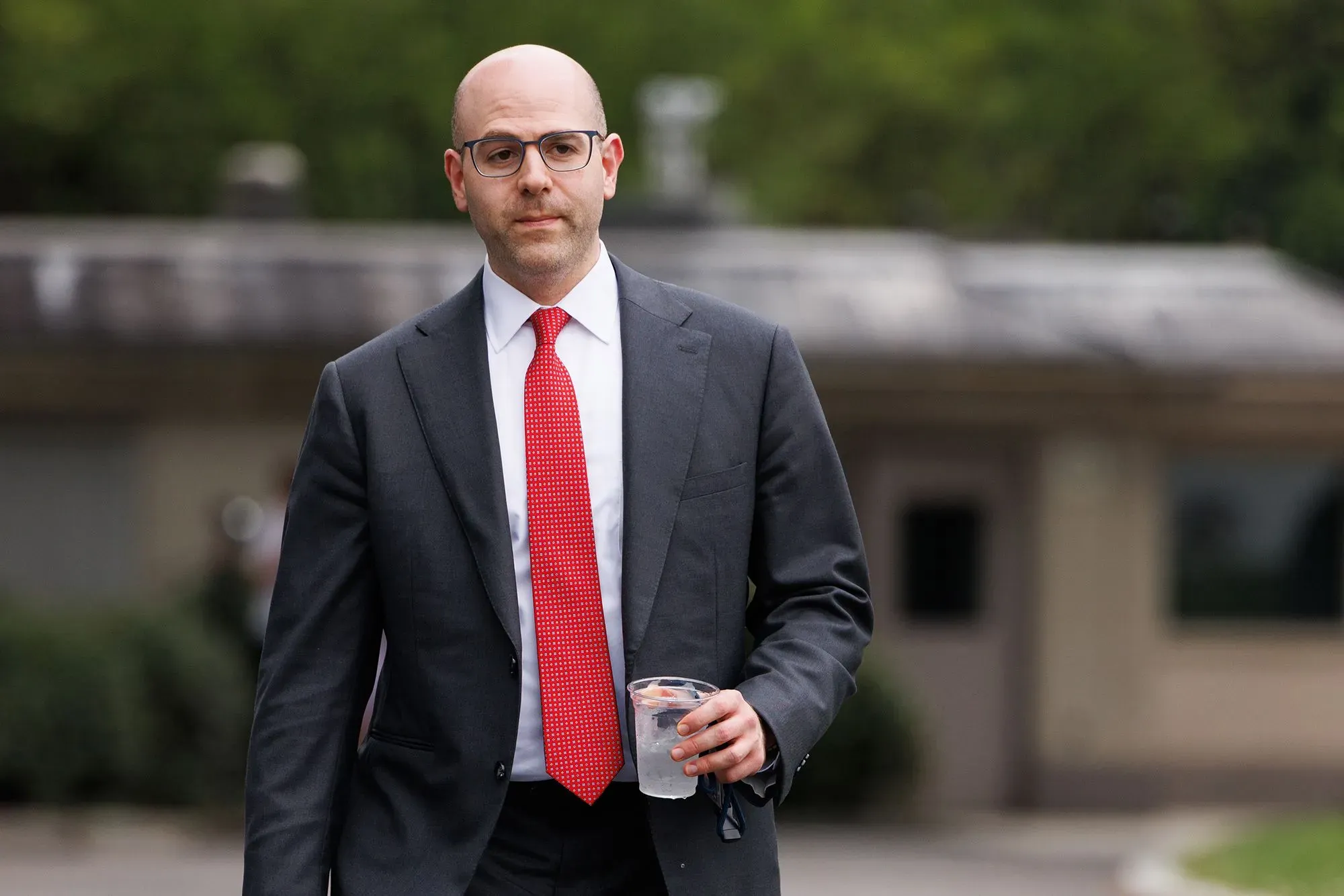 ستيفن ميران، مستشار اقتصادي في البيت الأبيض، يظهر وهو يرتدي بدلة رسمية ويحمل كوبًا من الماء، في سياق ترشيحه لمجلس الاحتياطي الفيدرالي.