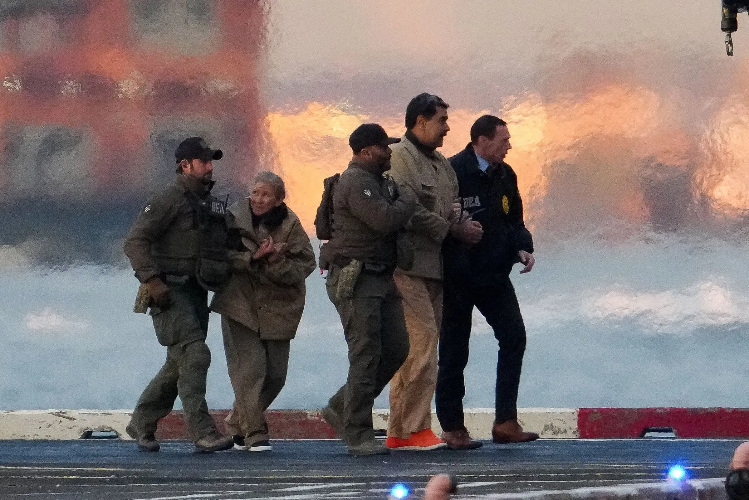 اعتقال شخص مسن برفقة رجال أمن يرتدون زيًا عسكريًا، في مشهد يعكس التوترات السياسية في فنزويلا بعد القبض على مادورو.