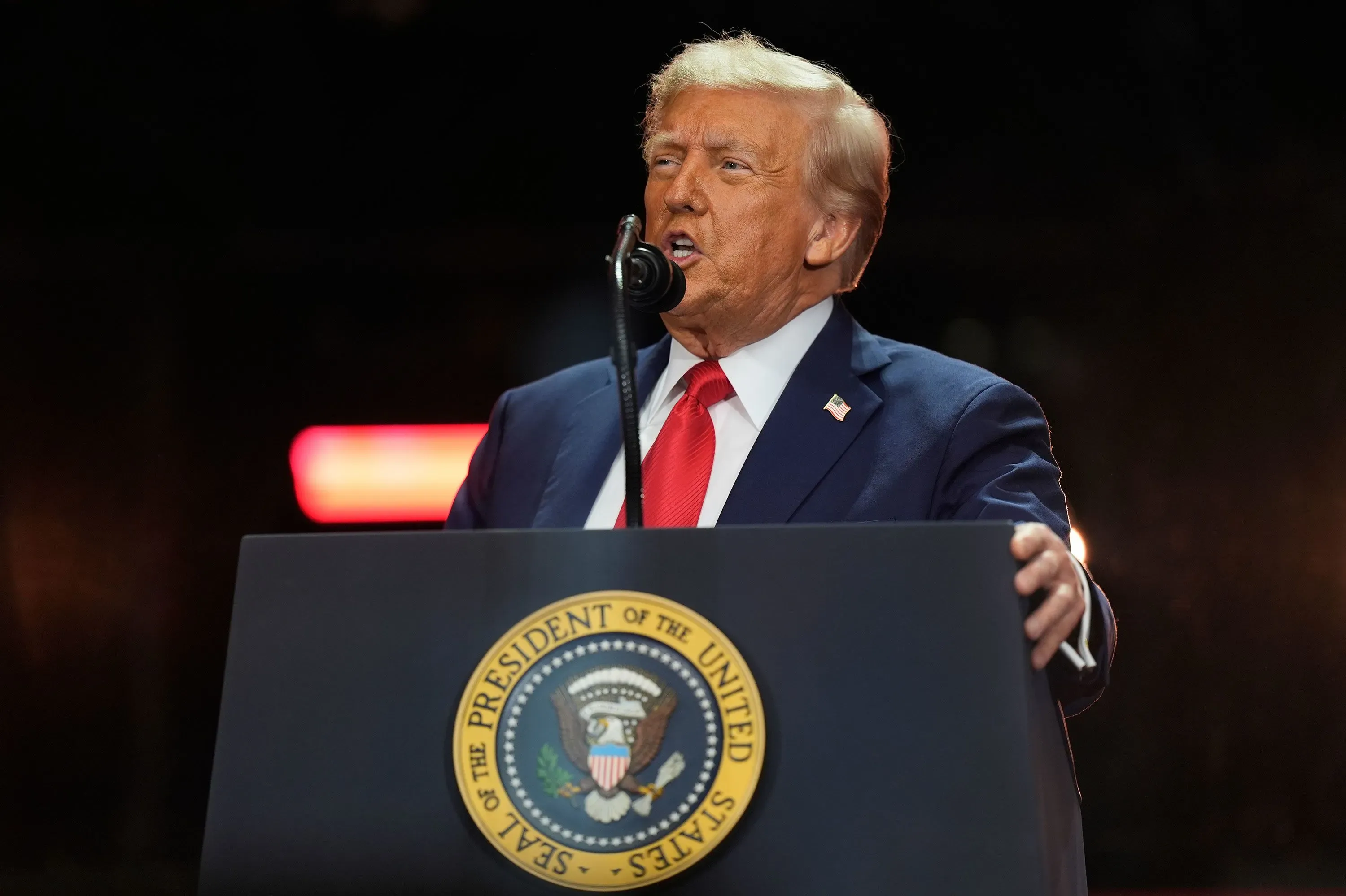 ترامب يتحدث في حفل تأبين تشارلي كيرك، مشيرًا إلى إعلان قادم عن مرض التوحد وتأثيرات استخدام تايلينول أثناء الحمل.