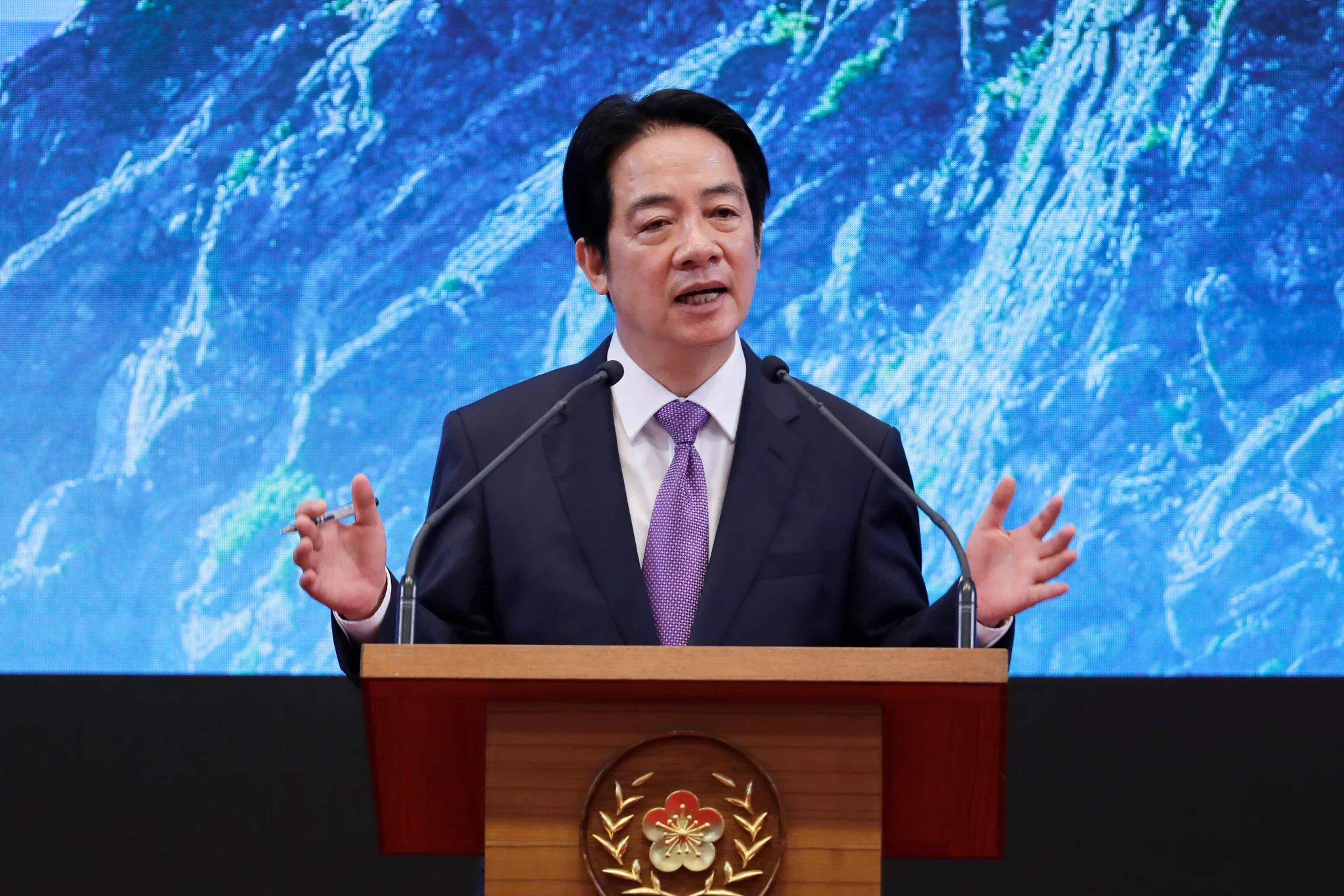 رئيس تايوان Lai Ching-te يتحدث خلال مؤتمر صحفي، مؤكدًا أهمية العلاقات مع الولايات المتحدة ودعمها لتايوان في مواجهة الضغوط الصينية.