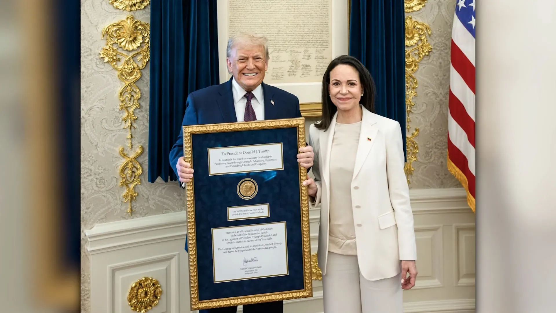 ترامب يحمل شهادة تقدير خلال لقاء مع شخصية بارزة، مع خلفية تحمل تفاصيل تاريخية، تعكس سياق السياسة الدولية.