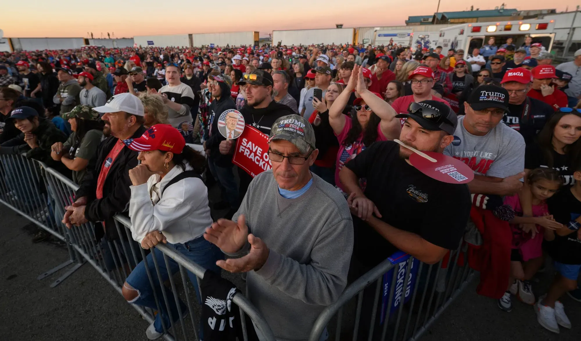 حشد كبير من مؤيدي ترامب في تجمع انتخابي، مع لافتات وقبعات تحمل شعاراته، يعكس تراجع الدعم والندم بين الناخبين.