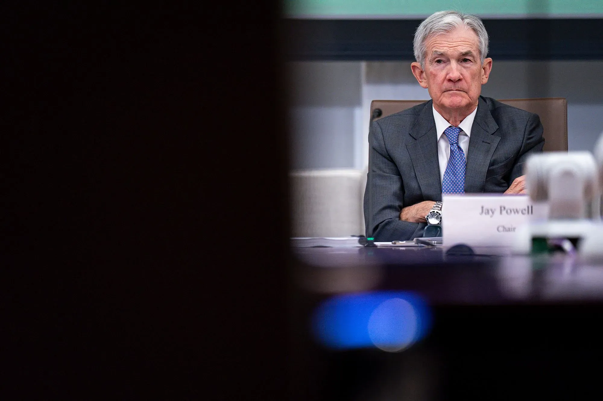 جاي باول، رئيس مجلس الاحتياطي الفيدرالي، يستمع خلال اجتماع السياسة النقدية، مع التركيز على تأثير البيانات الاقتصادية على قرارات الفائدة.