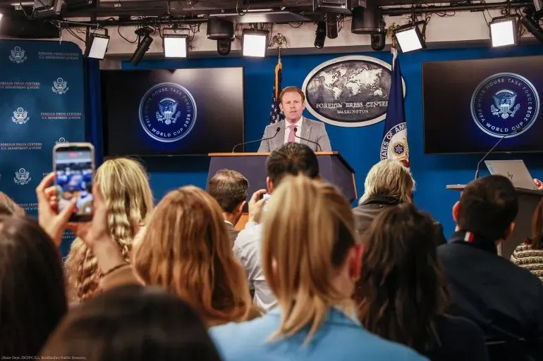 ندوة صحفية في وزارة الخارجية الأمريكية حول كأس العالم 2026، مع التركيز على قضايا التأشيرات والتمييز ضد المهاجرين.