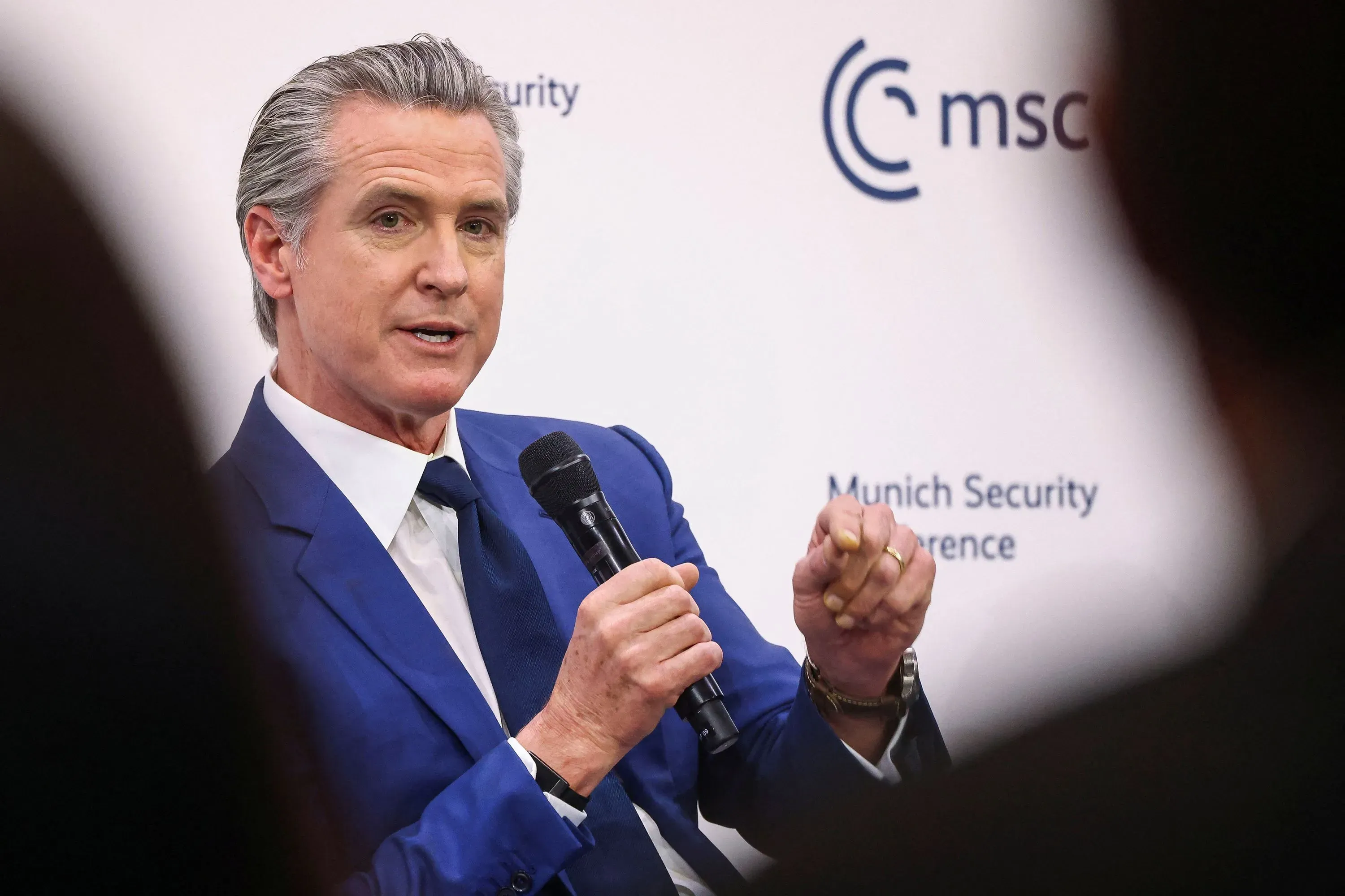 غافين نيوسوم، حاكم كاليفورنيا، يتحدث في مؤتمر ميونيخ للأمن، مع التركيز على السياسة الخارجية وتحديات التحالف عبر الأطلسي.