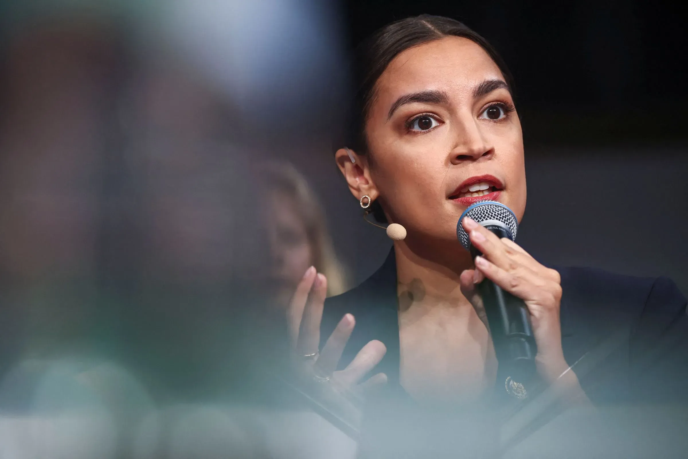 النائبة ألكسندريا أوكاسيو كورتيز تتحدث في مؤتمر ميونيخ للأمن، معبرة عن رؤيتها للسياسة الخارجية اليسارية.