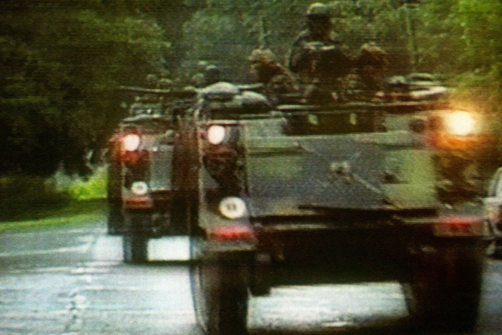 قافلة من المركبات العسكرية الأمريكية تسير في منطقة استوائية، تعكس التحركات العسكرية في سياق التوترات مع فنزويلا.