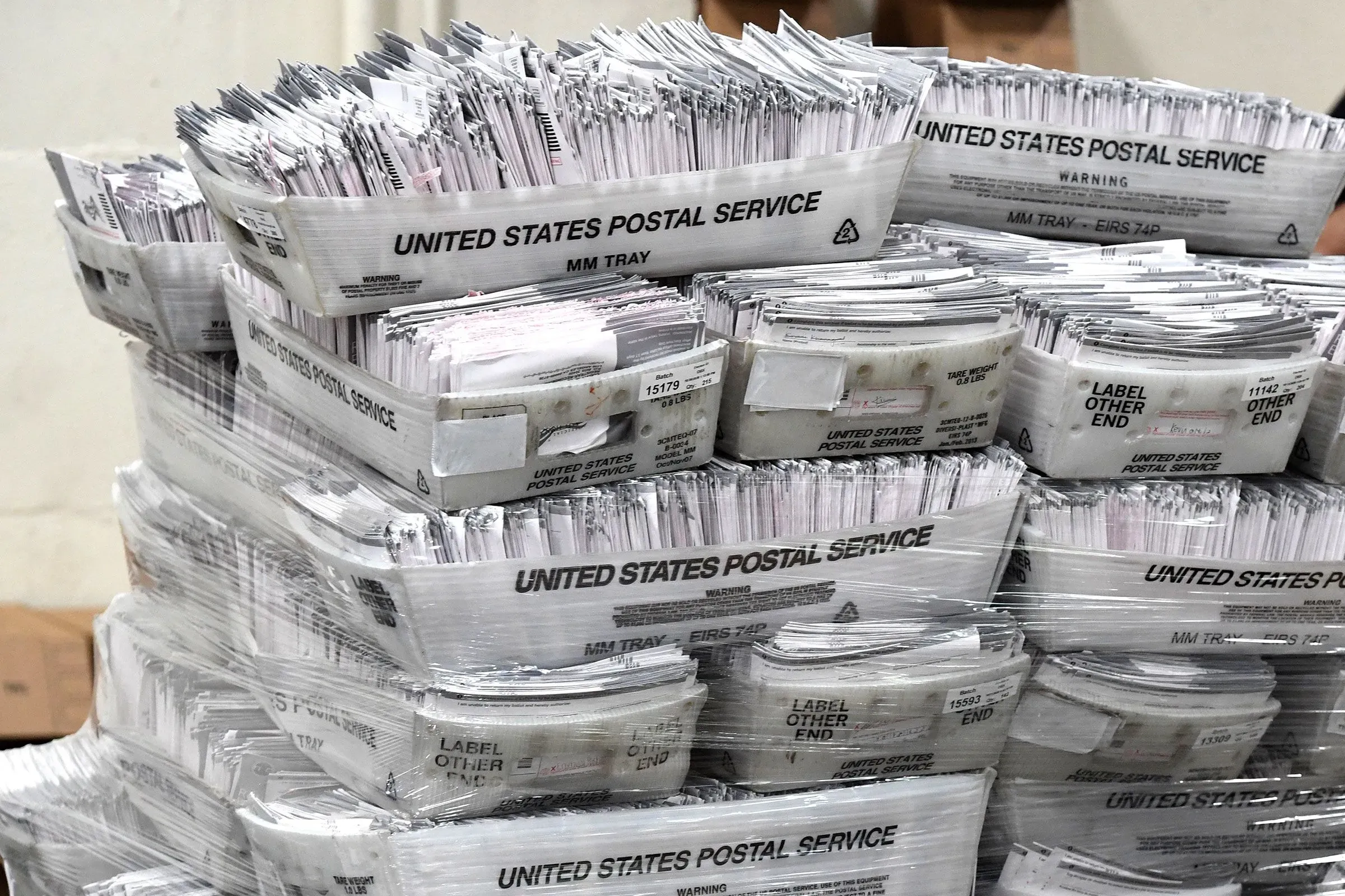 صناديق بريد مملوءة ببطاقات الاقتراع، تمثل الجدل حول أمر ترامب التنفيذي الذي يحدد شروط التصويت بالبريد في الولايات المتحدة.