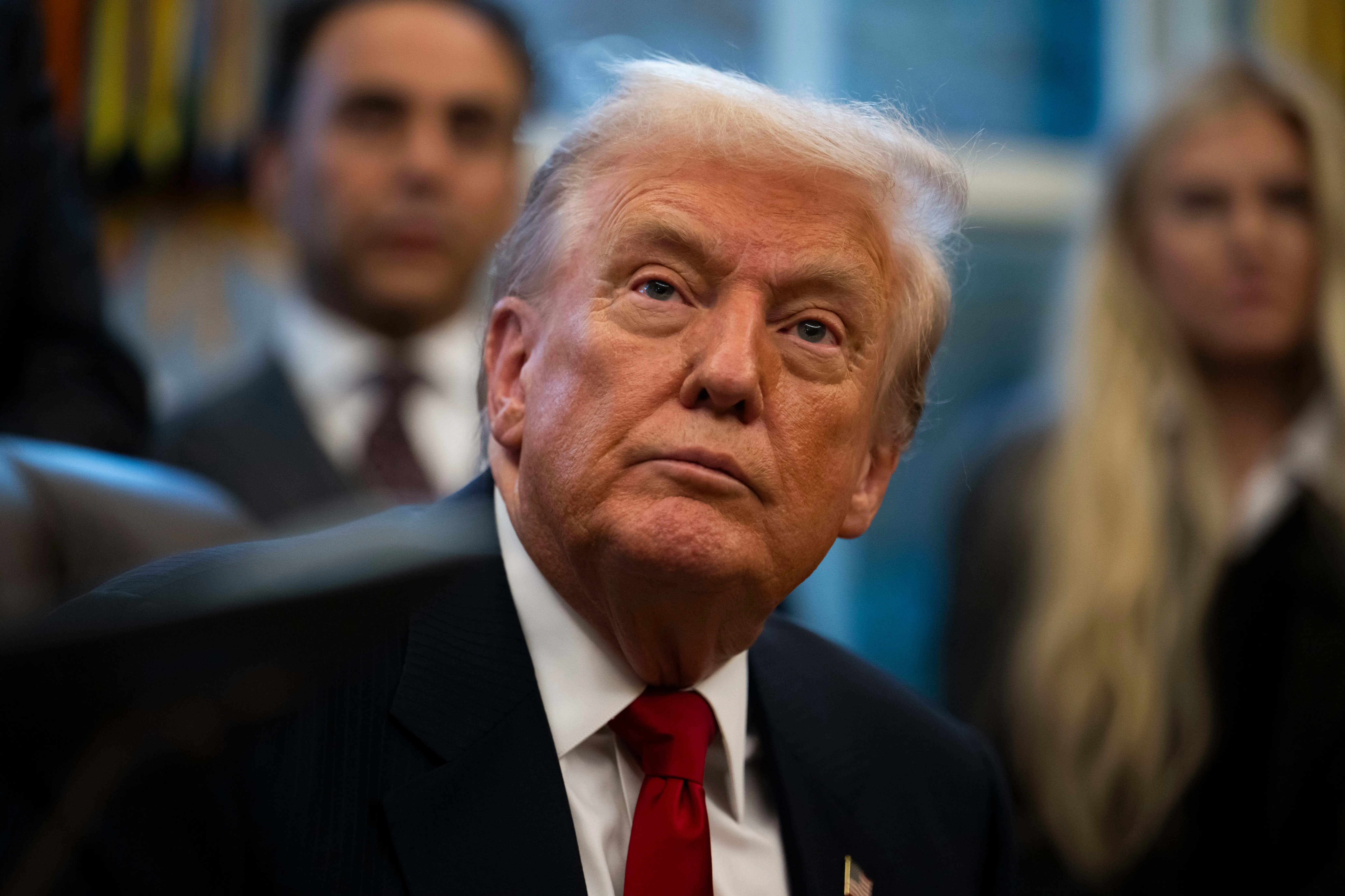 ترامب في جلسة تصوير، يعبر عن وعوده بشأن تحسين الرعاية الصحية، وسط توتر حول الإعانات الصحية في أمريكا.