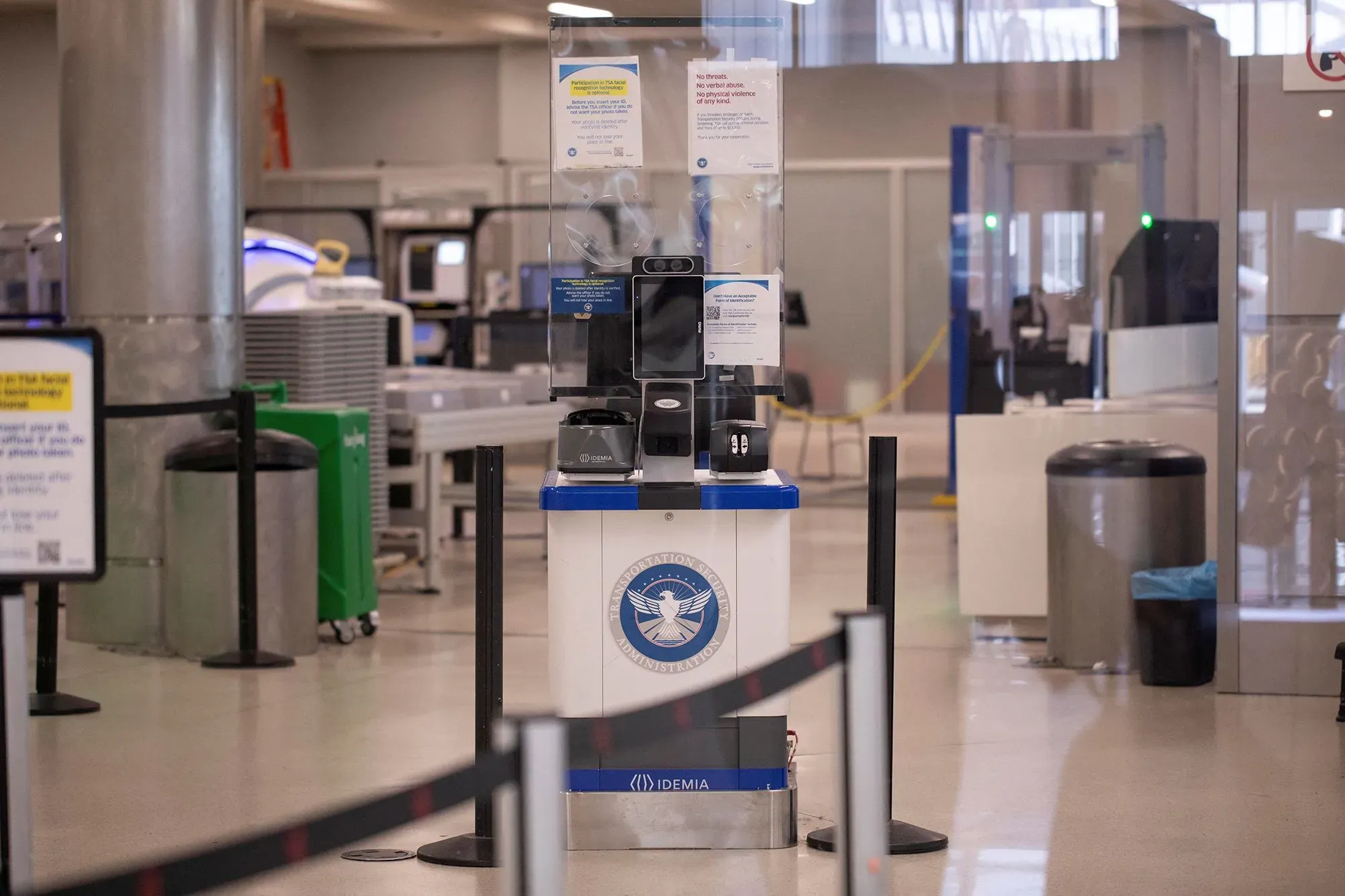 جهاز فحص أمني في مطار تامبا الدولي، مع طوابير انتظار فارغة، يعكس تأثير الإغلاق الحكومي على موظفي إدارة أمن النقل.