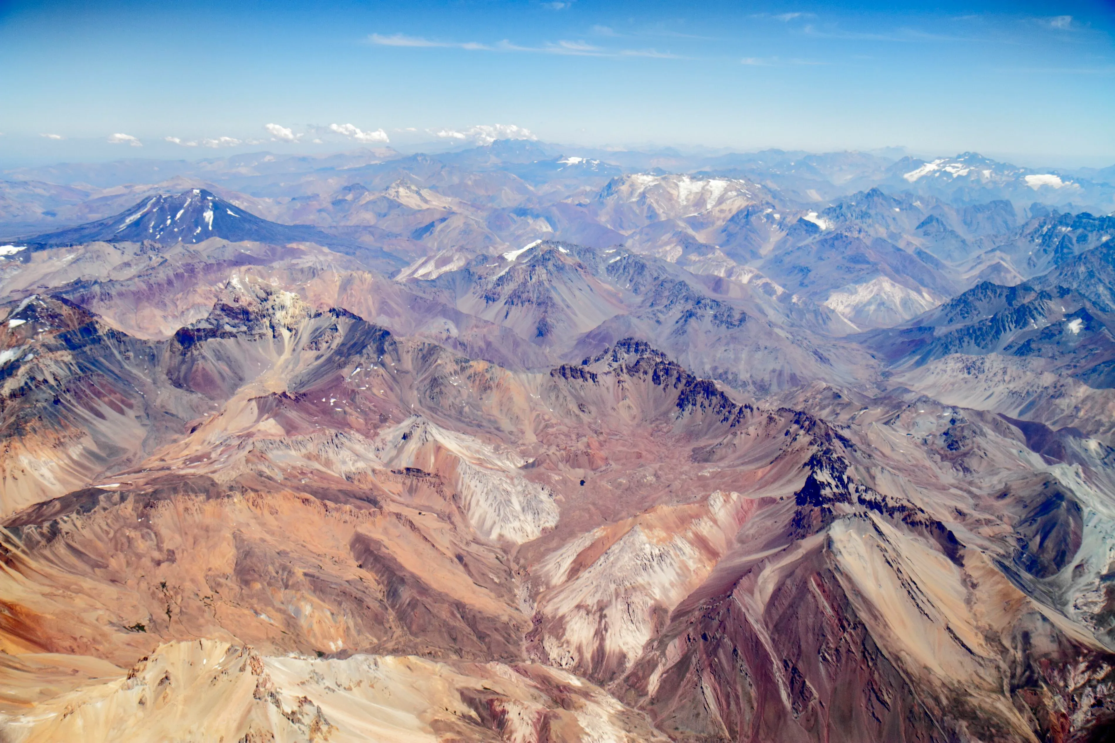 منظر جوي لجبال الأنديز الشاهقة، حيث تظهر السلاسل الجبلية الوعرة التي تؤثر على حركة الهواء وتسبب المطبات الهوائية.