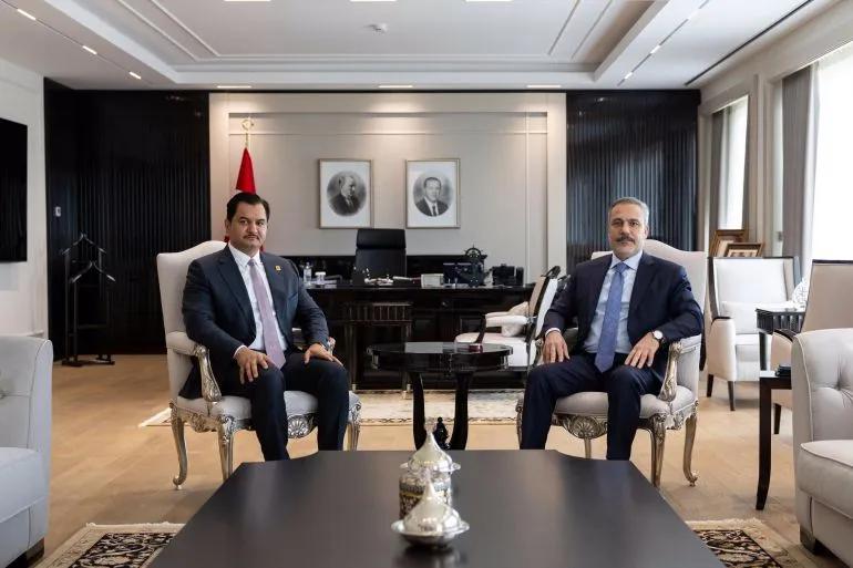 لقاء رسمي بين مسؤولين ليبي وتركي في مكتب أنيق يعكس التعاون العسكري والتقني المتزايد بين تركيا والجيش الوطني الليبي.