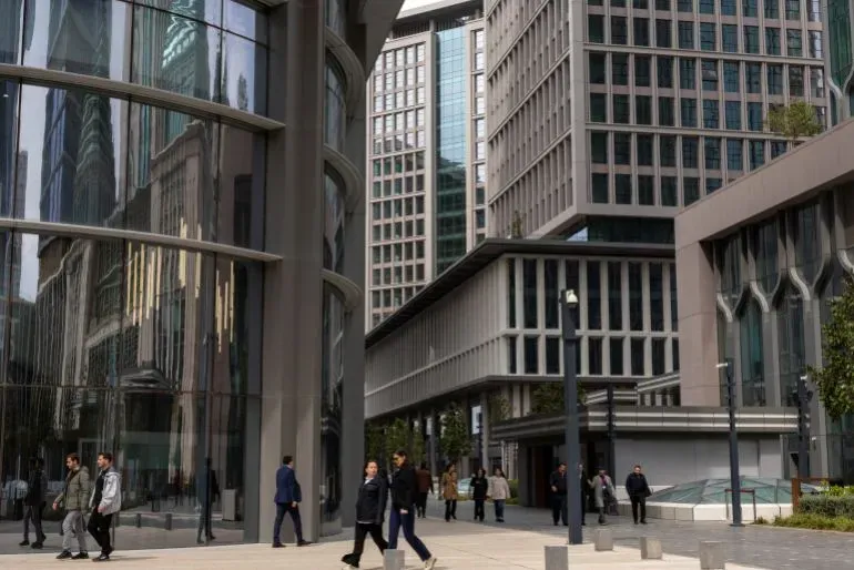 مشهد حضري حديث في إسطنبول، يظهر مباني زجاجية عصرية وأشخاص يتجولون، يعكس طموحات تركيا في أن تصبح مركزًا ماليًا عالميًا.