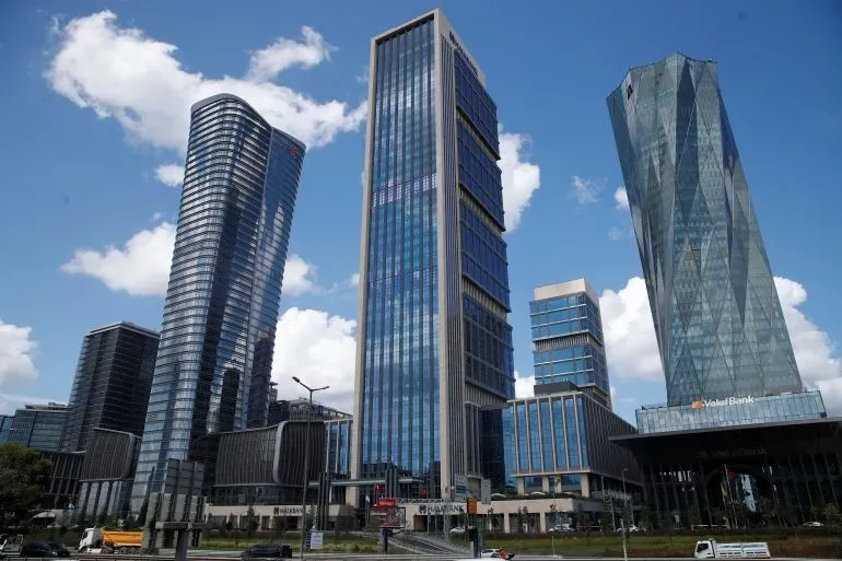 ناطحات سحاب حديثة في إسطنبول تحت سماء زرقاء، تعكس طموحات تركيا في تعزيز مكانتها كمركز مالي عالمي amid regional economic shifts.