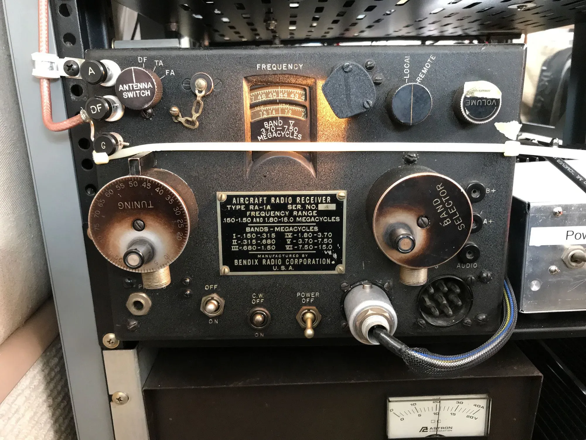 جهاز استقبال راديو الطائرات من طراز RA-1، مع تفاصيل واضحة عن الأزرار والمقاييس، يعكس تاريخ الطيران وأهمية الاتصالات الجوية.