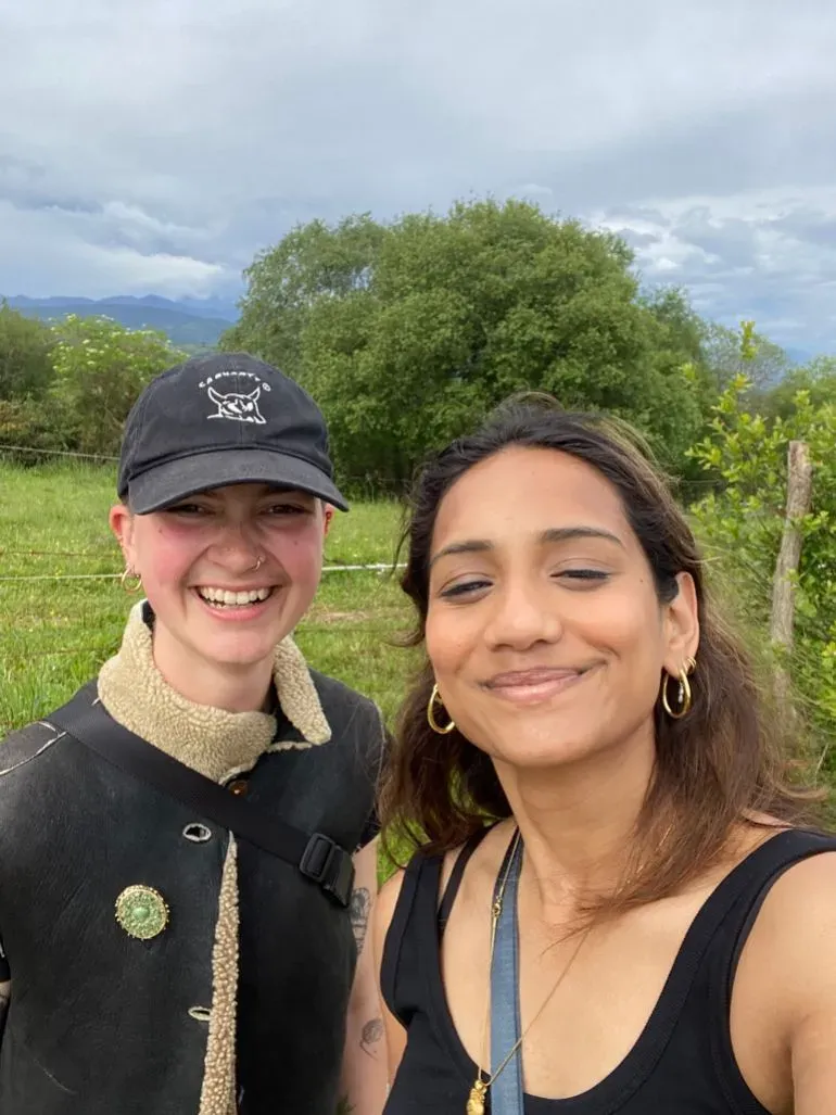 صورة سيلفي لشخصين مبتسمين في منطقة خضراء، تعكس روح التضامن والدعم في سياق احتجاجات ضد الحبس الاحتياطي.