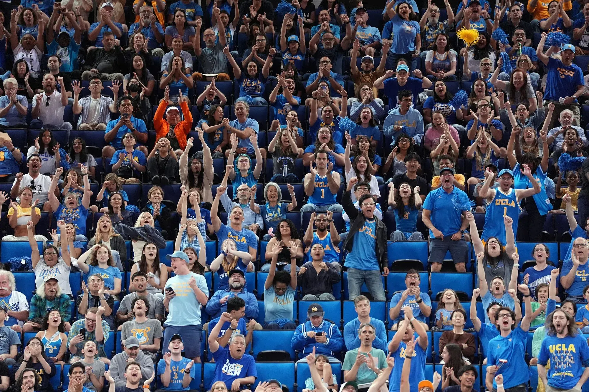 جمهور جامعة كاليفورنيا في لوس أنجلوس يحتفل بفوز فريقه في البطولة الوطنية للسيدات، حيث يظهر الحماس والتفاعل بين المشجعين.