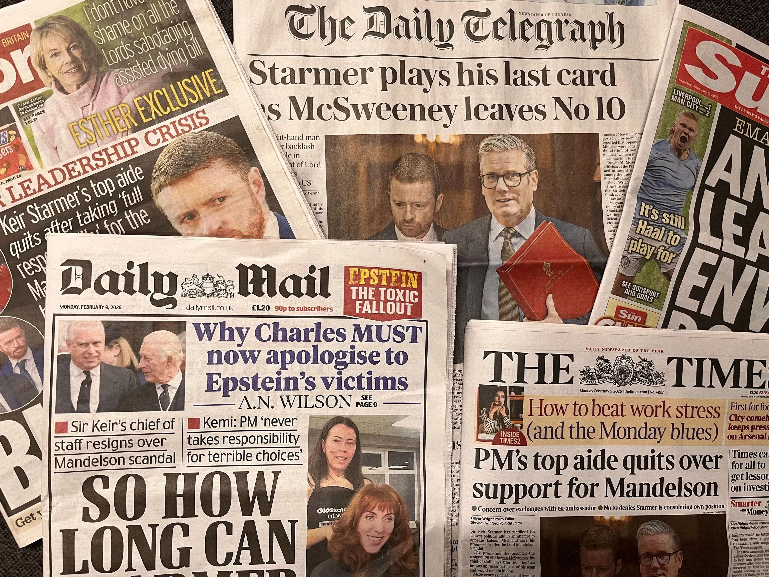 تتضمن الصورة مجموعة من الصحف البريطانية التي تغطي استقالات مستشاري كير ستارمر، مع عناوين تشير إلى أزمة القيادة في حزب العمال.