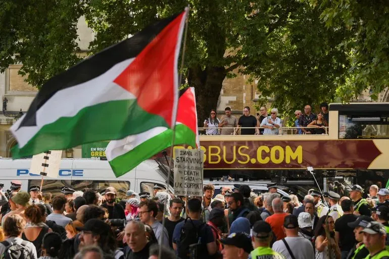 مظاهرة حاشدة في لندن دعماً لحركة العمل الفلسطيني، مع رفع علم فلسطين ولافتات تعبر عن المعارضة للإبادة الجماعية.